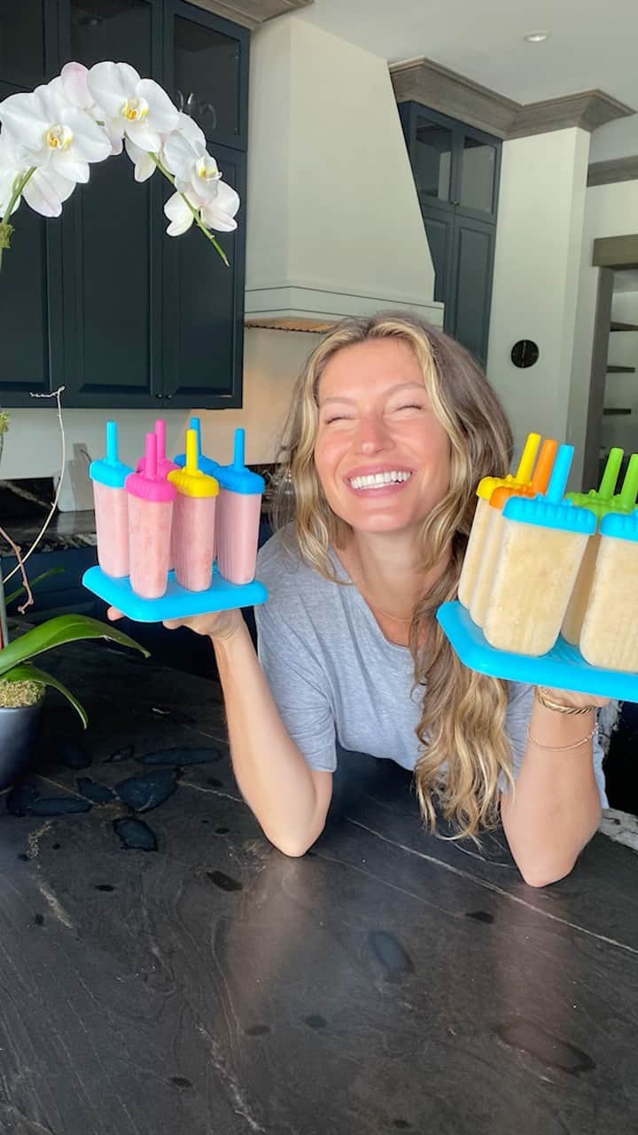 ジゼル・ブンチェンのインスタグラム：「My easy way to have the kids eat something healthy for dessert. What is your secret?  I don’t like to waste food so any time we have fruits that aren’t being eaten I like to use them for delicious popsicles. The kids love it! Bellow what I used for the ones I made here.  -3 peaches🍑 + 3 bananas🍌 + 2 spoons of coconut yogurt (I like to use non-dairy, but you can put any yogurt you like, it just to add a bit of creaminess)  - Watermelon 🍉 + 3 bananas 🍌 + 2 scoops of coconut yogurt 🍑🍌🍉🍦  Minha maneira de fazer as crianças comerem algo saudável para a sobremesa. Qual é o seu segredo? Não gosto de desperdiçar comida, então invento picolés com as frutas que sobram. As crianças adoram! Abaixo o que eu usei para fazer esses picolés: - 3 pêssegos 🍑 + 3 bananas 🍌 + 2 colheres de iogurte de coco (usei um iogurte vegano, mas você pode colocar o que preferir, gosto de adicionar pra dar um pouco de cremosidade) - Alguns pedaços de melancia 🍉 + 3 bananas 🍌 + 2 colheres de iogurte de iogurte de coco  #popsicle #picolé」
