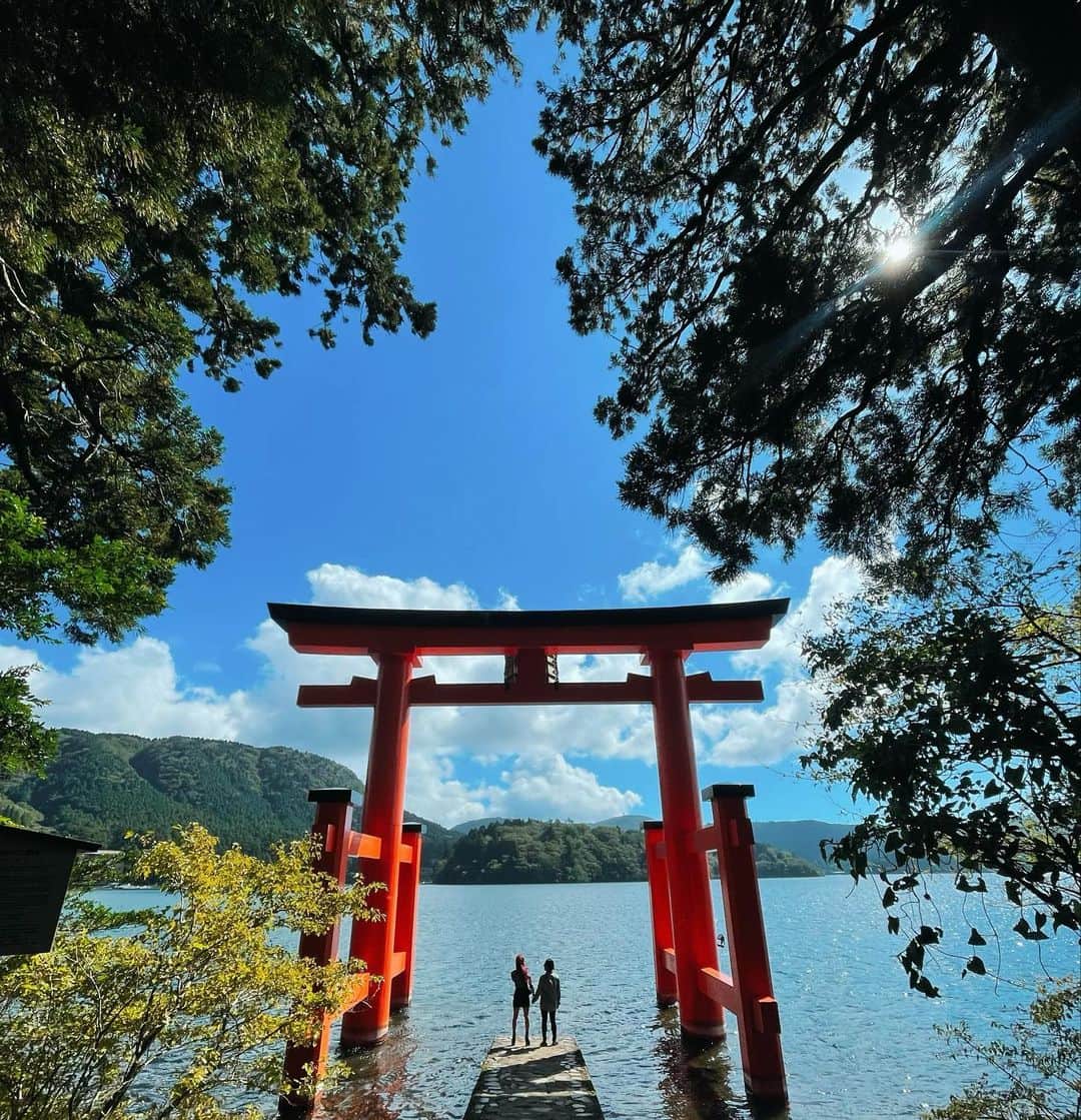 あやか（石山彩花）さんのインスタグラム写真 - (あやか（石山彩花）Instagram)「箱根神社⛩で仁王立ち  とてもパワースポットすぎた。  #箱根神社 #箱根旅行」9月29日 12時24分 - ayakateen821