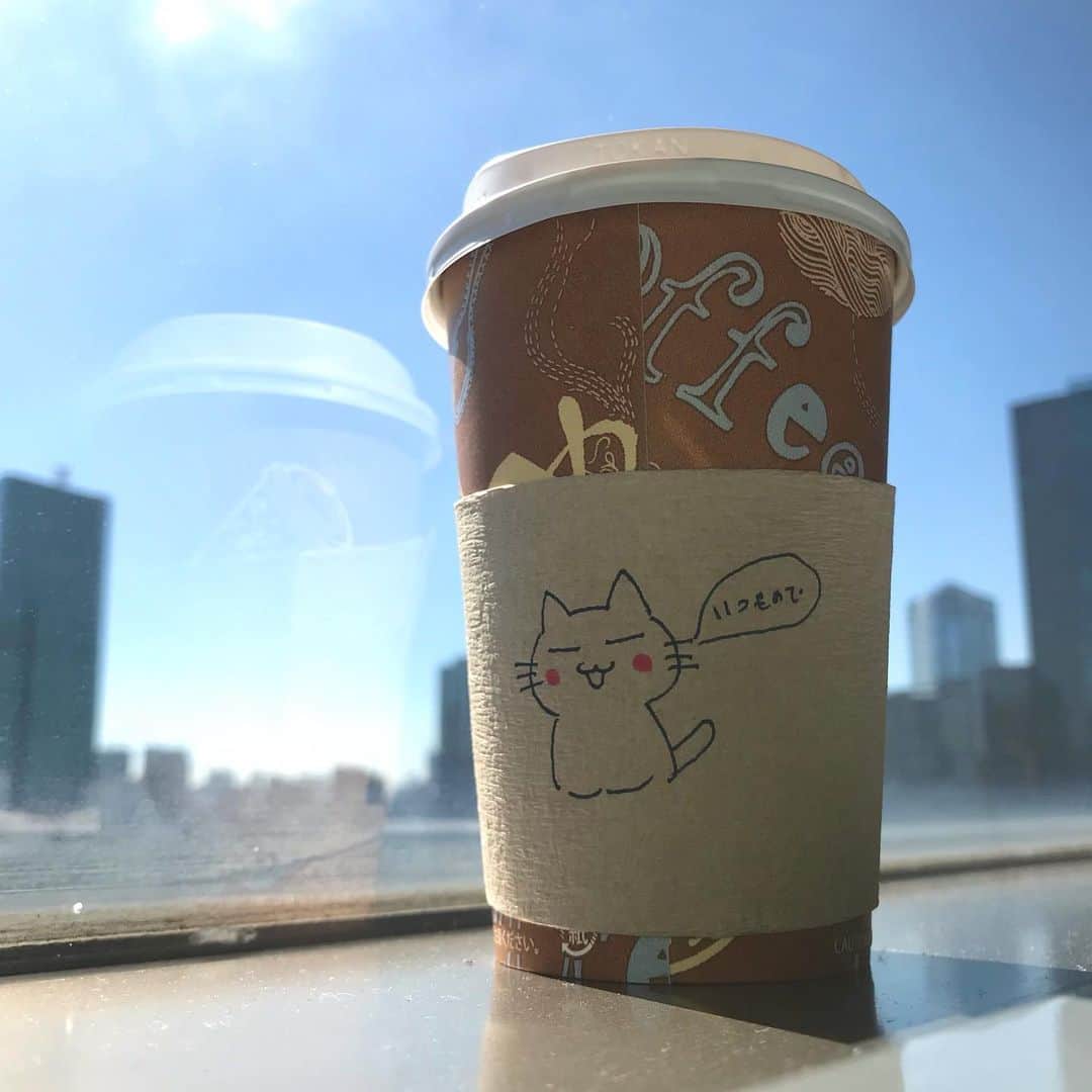 日比麻音子のインスタグラム：「仕事終わりの一杯は、 ビール以外でも最高だと教えてくれた 「いつもの」1杯☕️  毎回決まってハニーミルクラテ。 (ときより浮気もしたけれど)やっぱりこれがイチバン。  手書きの温もりも相まって寒い朝も暑い朝も ほっこりこころが安らぎました。  「いつもの」じゃなくなっても、 またいただきにいきますね〜☀︎  あと一回！ あさチャン明日も見てね💃  #あさチャン #だんだん実感湧いてきた」