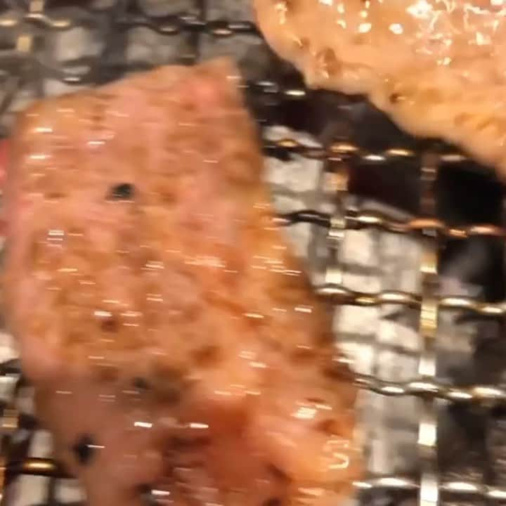 KollaBoのインスタグラム：「⁡ ⁡ 【上ランクのお肉🥩✨】 ㅤㅤㅤㅤㅤㅤㅤㅤㅤㅤㅤㅤㅤ KollaBoの黒毛和牛は厳選された部位の お肉をお客様へご提供しています🍴✨ ⁡ 口に入れるととろけるお肉は、 ご飯との相性抜群です♪♪ ㅤㅤㅤㅤㅤㅤㅤㅤㅤㅤㅤㅤㅤ その中でも希少部位の シャトーブリアンやミスジは 塩を少しかけ、素材の味を是非 そのまま召し上がってみて下さい🥰 ⁡ KollaBoでは皆様のご来店をお待ちしております🌈 ⁡ 18:30までのご予約で、ご飲食代金が10%OFFとなっております✨ ⁡ -----------＊----------＊----------＊--------- ⁡ KollaBoで"LINE@"開始!!✨! 登録するだけで、"お得なクーポン"や "料理のサービス"がもらえちゃいます♪ 【@kollabo】 をLINEアプリでID検索して追加してくださいね😊✨ ⁡ ＊-----------＊----------＊--------＊--------- ⁡ ⁡ #kollabo #韓国料理 #韓国 #韓国グルメ #焼肉 #肉肉肉 #肉好きな人と繋がりたい #肉好き #肉食 #肉テロ #東京グルメ #東京 #都内グルメ #ヘルシー #女性に大人気 #インスタグルメアワード2020 #食べログ #食べるの好きな人と繋がりたい #グルメ好きな人と繋がりたい #yakiniku #meatlover #wagyu #foodstagram #foodporn」