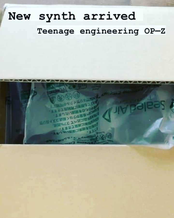 井手大介のインスタグラム：「おはようございます。新たなおもちゃが届いてテンション上がる朝。#teenageengineeringopz」