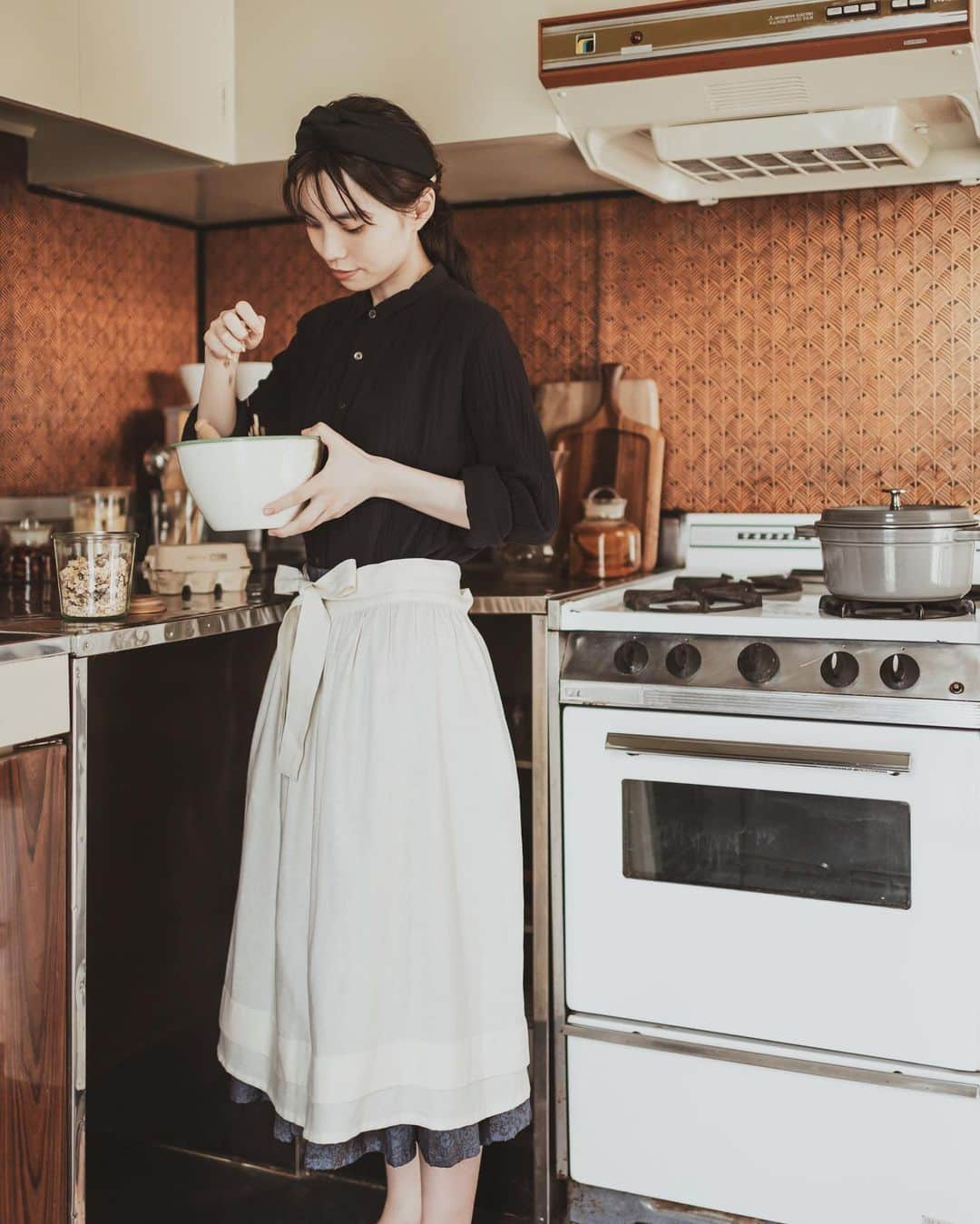 Yuiさんのインスタグラム写真 - (YuiInstagram)「. 10 garçon apron  こちらは裾にタックの入ったアレンジ。 09 bellの上に重ね、裾から少しスカートの柄を 覗かせるのもかわいいです。  縫い代の始末が簡単なロックミシンのものと、 裏も綺麗に仕上がる折伏せ縫いのものと ２つの作り方で掲載してもらいました。 お好みや制作環境で使い分けてください○  今回エプロンが複数あったので すてきなキッチンのあるスタジオを 探してくださいました。 こんなところに住みたいな…  #大人になっても着たい物語のある服」9月29日 11時30分 - ___helium