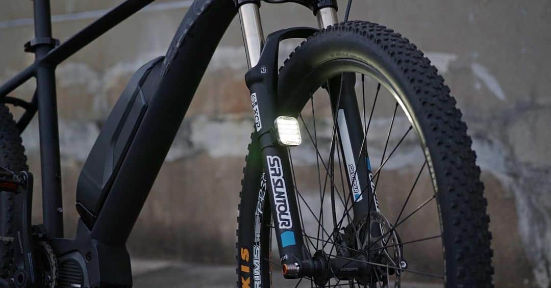 CROPSのインスタグラム：「"SCENES SC100W" 2021年11月頃発売予定の新しいライトです💡  このライトは、数百ルーメンの路面を明るく照らすメインライトではなく、自分の存在アピールする事に特化したセーフティーライトになります。  搭載したモードはなんと8種類⚡️点灯点滅などの4つのモードで、ボタンをダブルクリックすると、そのモードにオート機能をプラスする事ができます。  オート機能は日中のバッテリー消耗を節約でき、トンネルなどでON/OFF操作の必要がなくスマートで安全なライドを可能とします。  また、このライトはモバイルバッテリー🔋を接続する事で、充電しながらライトを点灯させる事ができます。 長距離ライドでのバッテリー切れの心配が大幅に軽減し、夜間のバイクトラブルや、作業などで照明として使用する事可能💡キャンプなどでも活躍しますね！⛺️  ハンドルバーへの取付は勿論、ヘッドチューブやフォークにマッチするフラットデザイン！ 是非ご期待ください👍  #ロードバイク#クロスバイク#マウンテンバイク#サイクルライト#セーフティーライト#サイクルパーツ#自転車キャンプ」