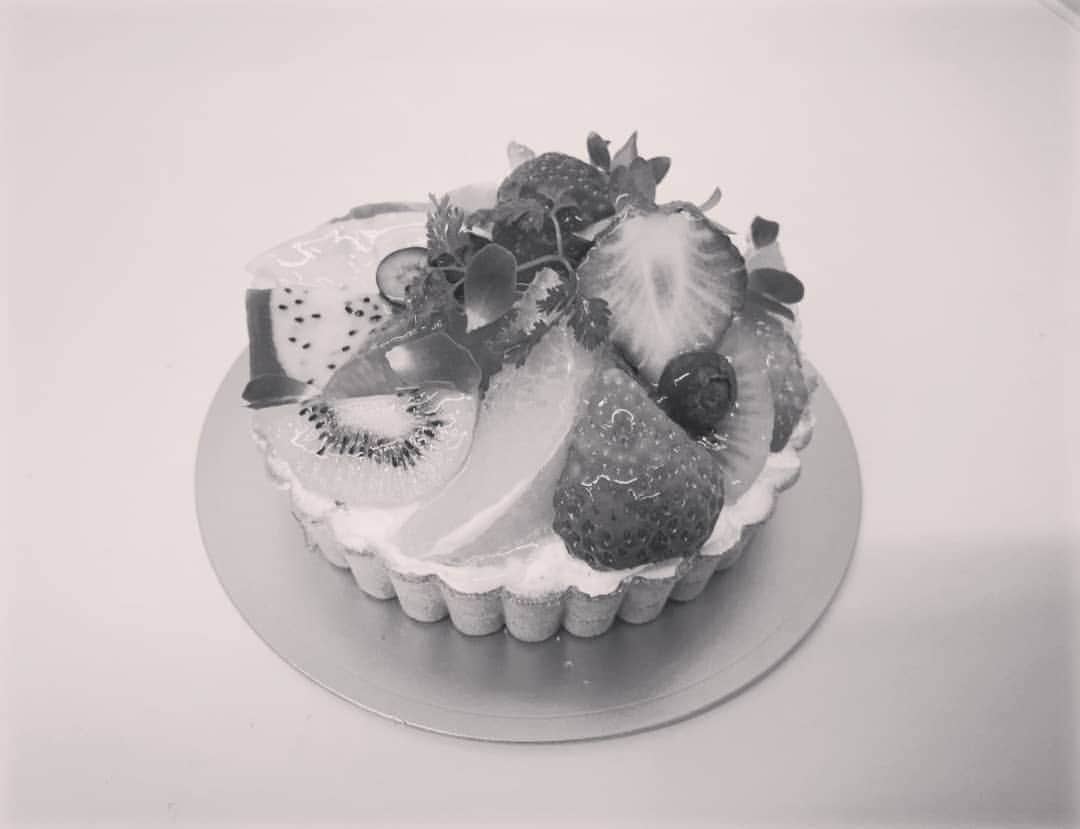 夜のケーキ屋さん♥Juli　(エディブルフラワー協会) さんのインスタグラム写真 - (夜のケーキ屋さん♥Juli　(エディブルフラワー協会) Instagram)「今日はずっと好きな人の誕生日です。私が19歳の頃に事故で好きな人が死んでしまって、時間が止まったまま、私ばかり歳をとってしまって、もう会えなくなって何年なのかすぐに計算できなくなってきましたが、いつも9:29の時計を見るたびに彼との記憶に救われてきました。 : 死ぬ前にお見舞いに行けなかったこととか、今となってはどうでもいいような小さなことを気にして会いたいのに会いに行かなかったこととか、本人じゃなくてお母さんにしかお礼を伝えられなかったこととか、今でも後悔しています。 でも、やっぱり私はなかなか変われなくて色んなことを後回しにしてしまう自分の性格が凄く嫌いだけど、 それでも、伝えたい時におめでとうやありがとうが言えることの尊さは諦めたくなくて、 前日や当日でも出来る限りケーキをお作りできるように、私個人には限界があるけれど中卒の頭でオーダーケーキ屋さんをやっています。 低学歴な私がお店を続けるのも頭を抱えることが多くて何度も辞めようと思ったけれど今も続けられているのは、彼への想いもあったりします。 (激務すぎて、一応は締め切りは設けています、すみません🙏先のご予約優先の為どうしても難しいときもあります🙏詳しくはHPやLINEをよくご確認ください🙏) : 私がどんなに色んなケーキが作れるようになっても、 死んだ彼にケーキを作れる日が来ないジレンマのおかげで、 どんなにつらくても明日も起きて、しっかりケーキを作ろうって思えているんだと思います。きっと。 : (もちろん彼だけじゃなくて、ほんとに多くの方々の優しさに助けていただいてばかりの毎日です、本当にありがとうございます🙇) : : おおやけのSNSで、余計なお世話だと思いますが、 誕生日はもちろんだけど、 大切な人の存在に感謝してる気持ちは伝えたいときに伝えてくださいね。 思い立ったが吉日とか、明日やろうは馬鹿野郎とか、 そんな言葉は昔から知ってたはずなのに。死んだ彼が最後に教えてくれました。 相手のためだけじゃなくて、自分のためにも、おめでとうやありがとうを伝えられることは幸せなことだと思います。 : 言葉にするって恥ずかしかったり勇気も必要かもしれないですが、そんなときにケーキに想いを託して注文してくれるお客様がいたりして、毎日教わることばかりです。 私も、彼にオーダーメイドのひとつだけのケーキ、プレゼントしてみたかったな😌 : いつも長文を最後まで読んでくれる、稀少な方々、ありがとうございます😌 : : #夜のケーキ屋さん」9月29日 11時38分 - juli_sasa