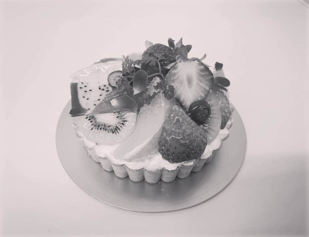 夜のケーキ屋さん♥Juli　(エディブルフラワー協会) のインスタグラム：「今日はずっと好きな人の誕生日です。私が19歳の頃に事故で好きな人が死んでしまって、時間が止まったまま、私ばかり歳をとってしまって、もう会えなくなって何年なのかすぐに計算できなくなってきましたが、いつも9:29の時計を見るたびに彼との記憶に救われてきました。 : 死ぬ前にお見舞いに行けなかったこととか、今となってはどうでもいいような小さなことを気にして会いたいのに会いに行かなかったこととか、本人じゃなくてお母さんにしかお礼を伝えられなかったこととか、今でも後悔しています。 でも、やっぱり私はなかなか変われなくて色んなことを後回しにしてしまう自分の性格が凄く嫌いだけど、 それでも、伝えたい時におめでとうやありがとうが言えることの尊さは諦めたくなくて、 前日や当日でも出来る限りケーキをお作りできるように、私個人には限界があるけれど中卒の頭でオーダーケーキ屋さんをやっています。 低学歴な私がお店を続けるのも頭を抱えることが多くて何度も辞めようと思ったけれど今も続けられているのは、彼への想いもあったりします。 (激務すぎて、一応は締め切りは設けています、すみません🙏先のご予約優先の為どうしても難しいときもあります🙏詳しくはHPやLINEをよくご確認ください🙏) : 私がどんなに色んなケーキが作れるようになっても、 死んだ彼にケーキを作れる日が来ないジレンマのおかげで、 どんなにつらくても明日も起きて、しっかりケーキを作ろうって思えているんだと思います。きっと。 : (もちろん彼だけじゃなくて、ほんとに多くの方々の優しさに助けていただいてばかりの毎日です、本当にありがとうございます🙇) : : おおやけのSNSで、余計なお世話だと思いますが、 誕生日はもちろんだけど、 大切な人の存在に感謝してる気持ちは伝えたいときに伝えてくださいね。 思い立ったが吉日とか、明日やろうは馬鹿野郎とか、 そんな言葉は昔から知ってたはずなのに。死んだ彼が最後に教えてくれました。 相手のためだけじゃなくて、自分のためにも、おめでとうやありがとうを伝えられることは幸せなことだと思います。 : 言葉にするって恥ずかしかったり勇気も必要かもしれないですが、そんなときにケーキに想いを託して注文してくれるお客様がいたりして、毎日教わることばかりです。 私も、彼にオーダーメイドのひとつだけのケーキ、プレゼントしてみたかったな😌 : いつも長文を最後まで読んでくれる、稀少な方々、ありがとうございます😌 : : #夜のケーキ屋さん」