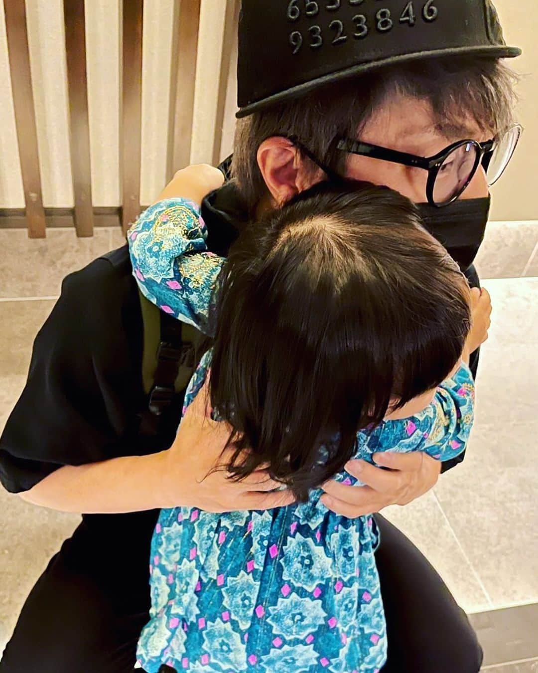 田村淳のインスタグラム：「いってきまーす♪ っていうと寄ってきてハグしてくれるようになった次女^_^  #頑張ろう #1歳 #47歳」