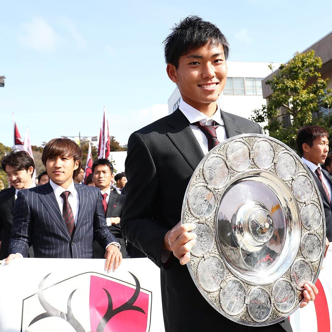 鹿島アントラーズさんのインスタグラム写真 - (鹿島アントラーズInstagram)「明日より「KASHIMA ANTLERS 30th ANNIVERSARY BOOK」を販売します！  クラブ創設30周年という節目で発行される、唯一の公式メモリアルフォトブックです。オフィシャルカメラマン30年分の膨大な写真データからクラブ史を振り返ります。  レジェンドたちのインタビューも多数収録。計160ページにわたる読み応え十分の1冊です。  30年分の思い出をぜひお手元に！  #鹿島アントラーズ #kashimaantlers #Ｊリーグ #jleague #ジーコ #zico #レオナルド #leonardo #小笠原満男 #中田浩二 #鈴木優磨 #土居聖真 #町田浩樹 #永木亮太 #荒木遼太郎 #ファンアラーノ #juanalano #30周年」9月29日 12時06分 - kashima.antlers