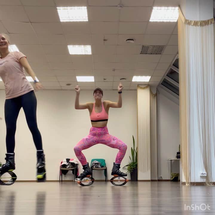 ヤナ・イグリアンのインスタグラム：「У меня огромное количество проблем … Ещё есть работа👩‍💼 , ребёнок 👶, собака 🦮 И 2️⃣4️⃣часа в сутки мне мало … Но я всё равно нахожу время что бы зарядится позитивной энергией и дарить настроение окружающим !! Мне 27 лет но в душе я всё равно ребёнок , который хочет только смех и радость !!))  Какая бы жизнь не была сложная , помните что вы и только вы можете её изменить , а первый шаг это всегда позитивный настрой на будущее !!!  Всем любви и здоровья !!)) 💋💋💋   P.S Отмечайте тех кто грустит , пусть знают что мы сами себе создаём настроение !!!」