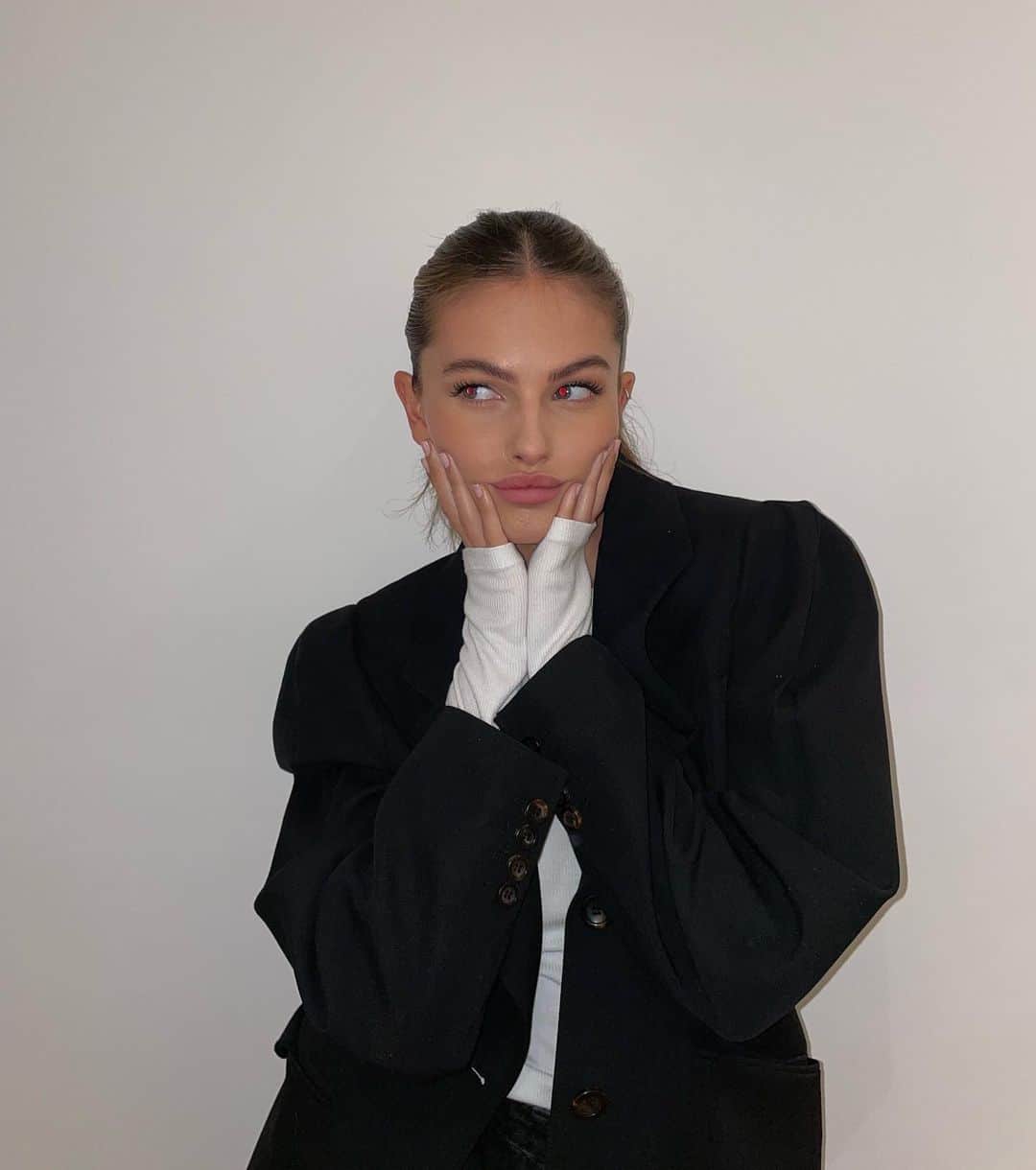 ティラーヌ・ブロンドーのインスタグラム：「Getting ready for @diorbeauty  Makeup by @aureliepayenmakeup hair by  @thierry_degrave」