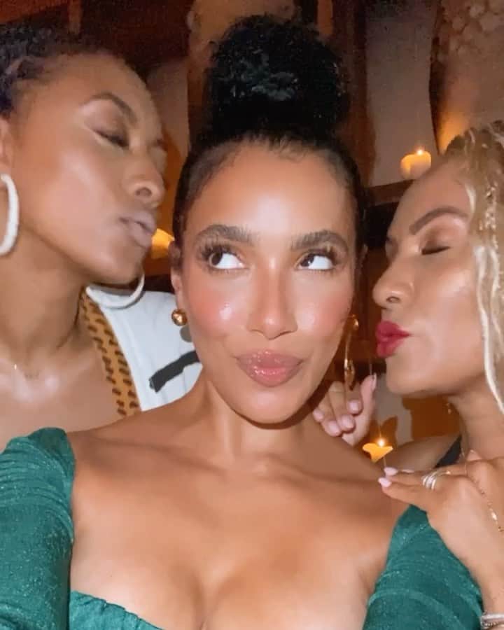 ケリー・ヒルソンのインスタグラム：「💋 Bday Besos to my favorite beauty, @officialjulissab—whose first product just launched!!! Yall have to try @republicaskin! 💚 It’s the best body scrub I’ve ever used, and I don’t cap. Besides, you know she knows quality beauty products. 🔌   Enjoy your bday, mi amor! 💋」