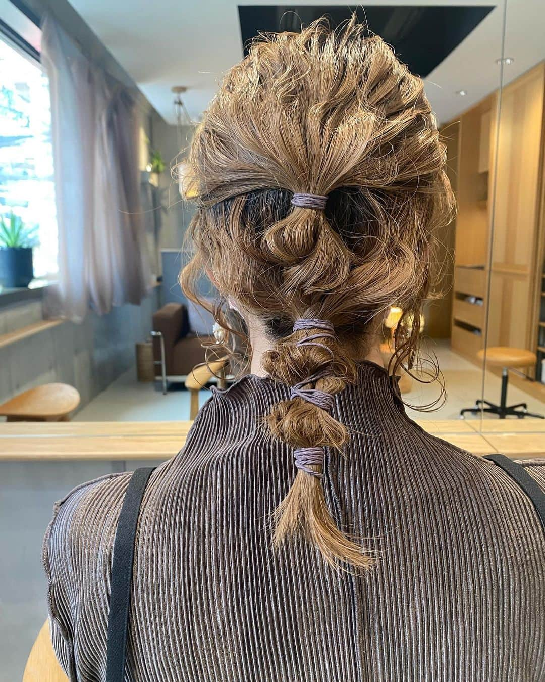 土田瑠美さんのインスタグラム写真 - (土田瑠美Instagram)「先日お客様にさせて頂いたヘアアレンジ方法です🤍  3枚目動画は早送りバージョン、4枚目以降はスローバージョンです☺️」9月29日 7時37分 - ru0711