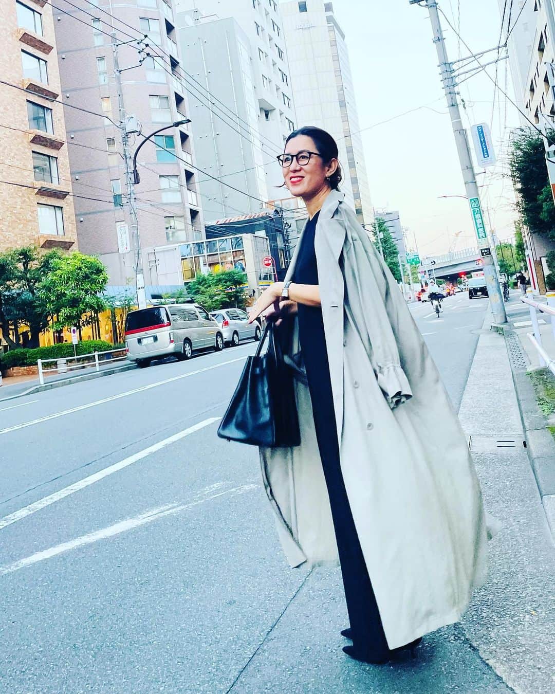 大草直子さんのインスタグラム写真 - (大草直子Instagram)「おはよう！　なんてきれいな朝。空気が少しひんやり感じる７時に、美しいカシミヤや優しいウール、温かなアルパカを素肌にのせる幸せよ。長い１日のスタートは、そんな素材で始めたい。ありがとう、て言っちゃうくらい青い空だったよ、東京は💙今日もたくさん笑う１日になりますように。 @amarc_official で #インスタライブやります #13時から #マガジンの裏話などを♡ #編集部のスタッフたちと #lautreamont  #madisonblue  #hermes  #manoloblahnik  #owndays  #mimollet  #さらさらさらとたゆたうコートを #ウールのリトルブラックドレスに #羽織っています」9月29日 8時09分 - naokookusa
