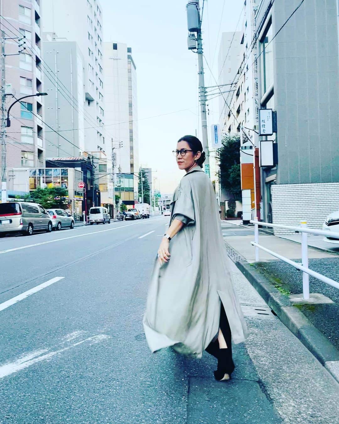 大草直子さんのインスタグラム写真 - (大草直子Instagram)「おはよう！　なんてきれいな朝。空気が少しひんやり感じる７時に、美しいカシミヤや優しいウール、温かなアルパカを素肌にのせる幸せよ。長い１日のスタートは、そんな素材で始めたい。ありがとう、て言っちゃうくらい青い空だったよ、東京は💙今日もたくさん笑う１日になりますように。 @amarc_official で #インスタライブやります #13時から #マガジンの裏話などを♡ #編集部のスタッフたちと #lautreamont  #madisonblue  #hermes  #manoloblahnik  #owndays  #mimollet  #さらさらさらとたゆたうコートを #ウールのリトルブラックドレスに #羽織っています」9月29日 8時09分 - naokookusa