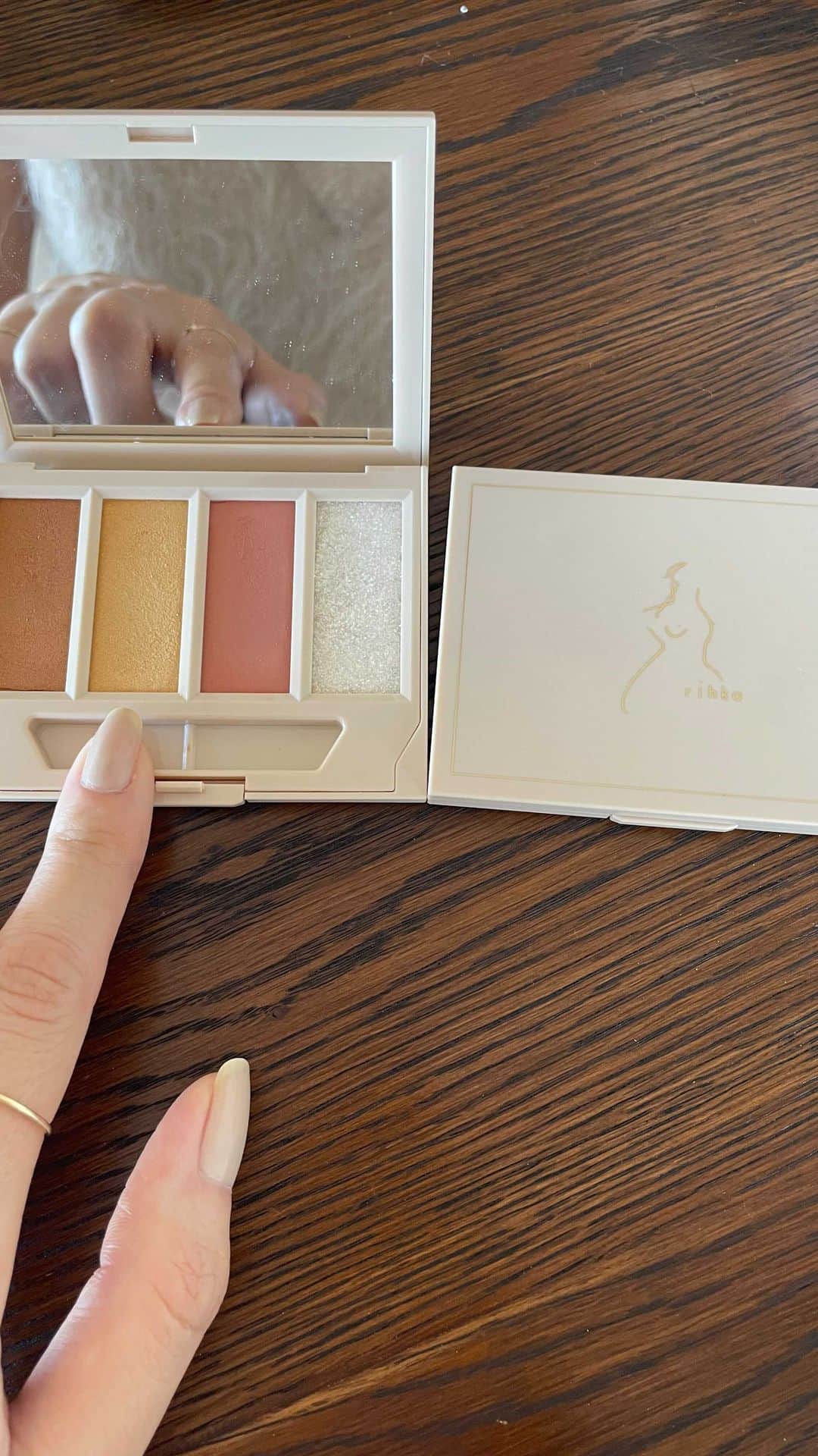 まつだみらいのインスタグラム：「feelings palette ✨ @rihka_official   最後の方でeyepolish のginger と 並べたスウォッチなどもしています」