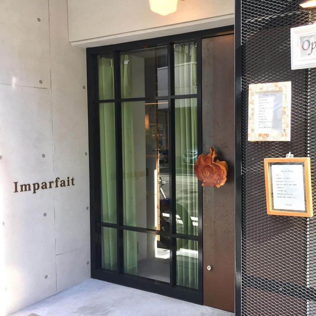 のインスタグラム：「#美食会  #本町グルメ  #本町フレンチ #アンパルフェ  @imparfait_osaka   5000円のランチコースには ウェルカムドリンク1杯付き 解除後は アルコールも可！✨  カウンターだけのオシャレ空間で まずは ボーボー  楽しいね😍  目の前で仕上げられていくお料理は独創性もあり新鮮。  フレンチ技法を活かした上での 研究やオアソビは最高よねっ。  どれもこれも美味しいっ。  つづく」