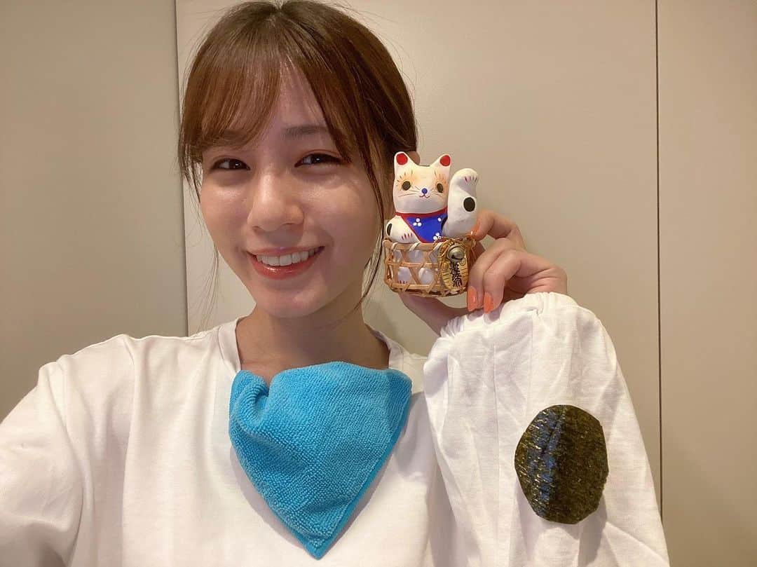 フジテレビアナウンサーのインスタグラム：「. こんにちは！堤礼実です。 今日9月29日は「招き猫の日」だそう！  子供の頃から、招き猫を見ると同じように片手をあげたくなります。  せっかくなので、自宅にあった海苔とタオルで我が家にいた招き猫ちゃんとお揃いにしてみました。 (海苔はこの後美味しく頂きました😋)  招き猫の日、色んなものをお招きしたいと思います🐱  #フジテレビアナウンサー #堤礼実 #今日は何の日 #招き猫の日」