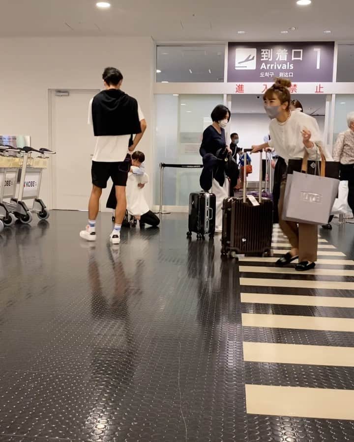Mai Wakimizuのインスタグラム：「興奮してる間に投稿♡ついに8日振りに息子と再会出来たー！息子の名前を連呼してるので音声オフですが、それはそれは感動的な瞬間でした（；＿；）♡忘れられてたらどうしようって不安だったけど良かったー♡笑 後ろでは真加familyが感動の再会を果たしてる♡笑 てことで神戸ただいま♡ #1歳2ヶ月#1歳男の子#男の子ママ」