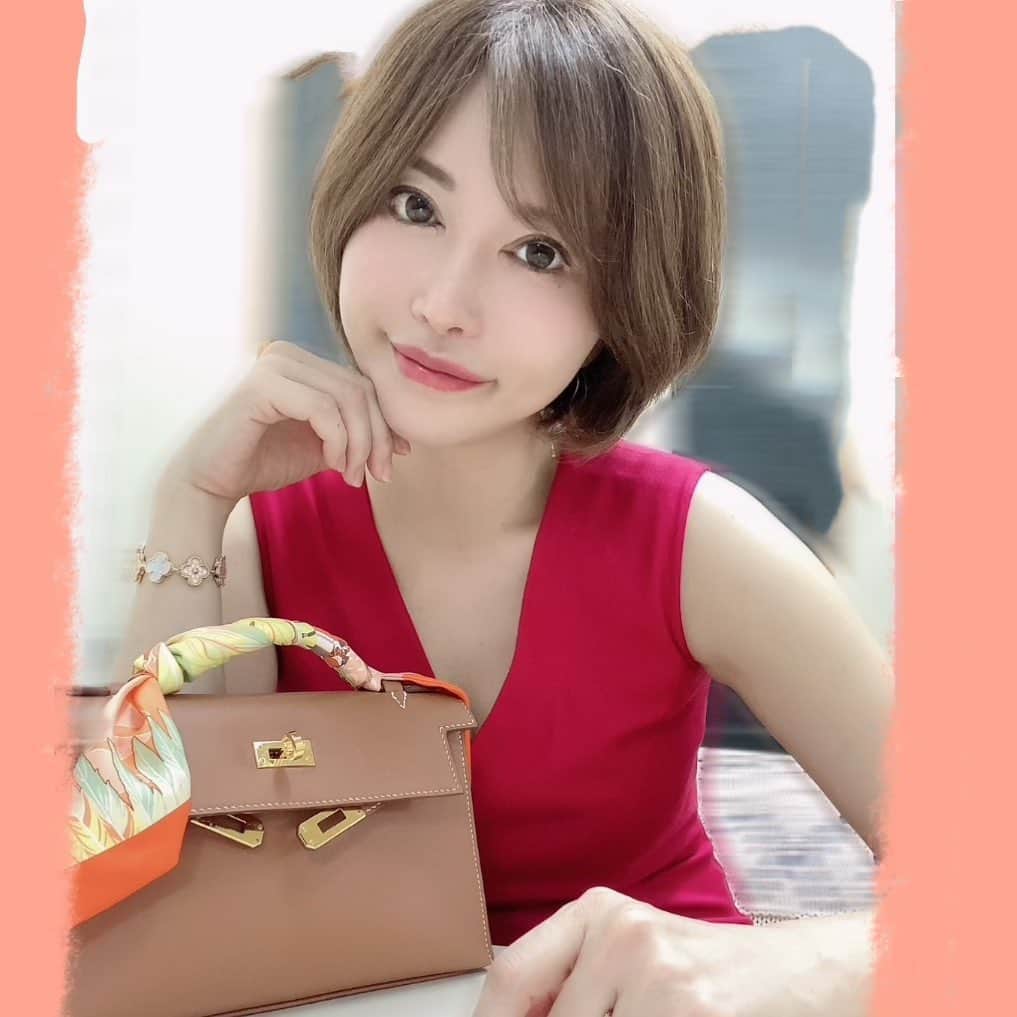 里美ゆりあのインスタグラム：「こんばんは🌙*ﾟ  日本の新しい総理大臣が決まりましたね🕴  さぁ今夜も頑張ろう💪✨  #japan  #fight #yuriasatomi」