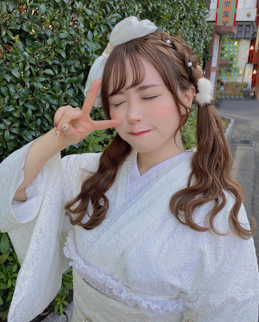 日向すずさんのインスタグラム写真 - (日向すずInstagram)「さわだ屋さん @asakusa_sawadaya で真っ白プリンセスにしてもらいました🦢🤍  本当にヘアメイク考えてる時とか着物着る時とか魔法にかけられてるみたいに幸せな気持ちだった🧚‍♂️.*･ﾟ  ヘアメの小物とかも、スタッフの方が一生懸命考えてくださいました୨୧🤍  前回の浴衣もよかったけど着物は重厚感あってめちゃくちゃゴージャス🪶🪶🪶  本当に楽しいので、誕生日や特別な記念の日にもおすすめですᐡっ·̫ ‹｡ᐡ🤍🤍  さわだ屋さんありがとうございましたᐡ ̳ට ̫ ට ̳ ‎ᐡ🤍 この着物とヘアぜひ真似してください︎︎ᕷ  #浅草さわだ屋  #さわだ屋 #着物 #浅草 #ミスid2022」9月29日 20時36分 - osuzudashi_