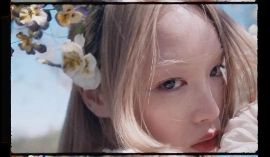 のインスタグラム：「Beep beep @bondukestudio posted some pretty pictures from our shoot for @voguechina so here is some blondenanda because I never have anything to post 💮」