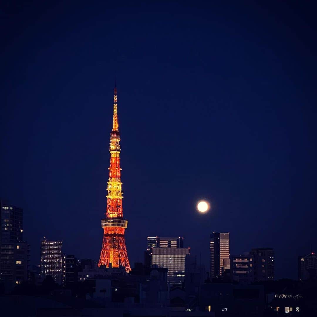太田麻美のインスタグラム：「🗼🌕」