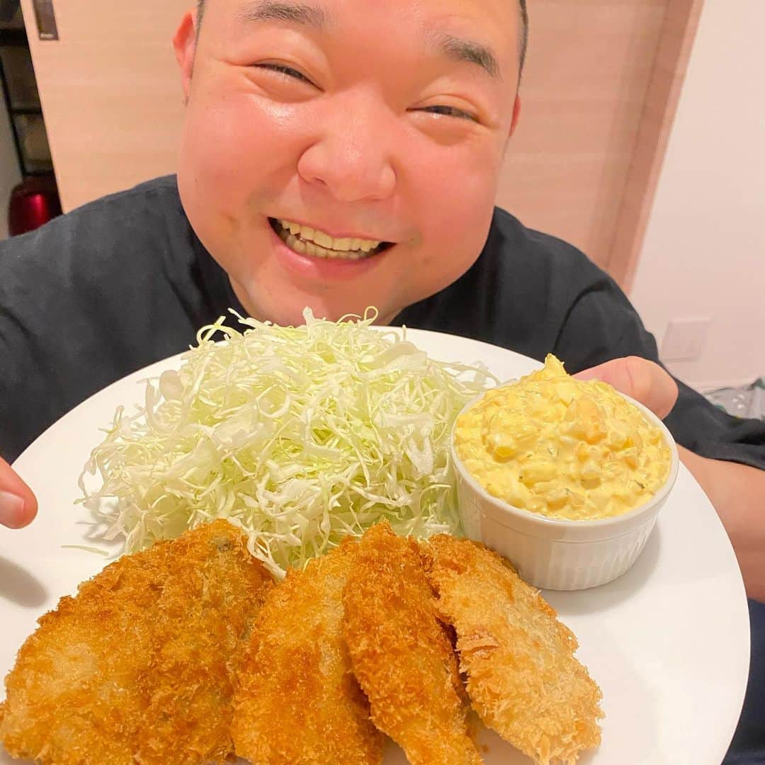 内山信二のインスタグラム：「今宵はアジフライ‼️  琴ちゃん手作りのタルタルソース  がうまいんだなぁ〜😋😋😋  #アジフライ #頂き物  #琴ちゃん #手作り #タルタルソース #内山信二」