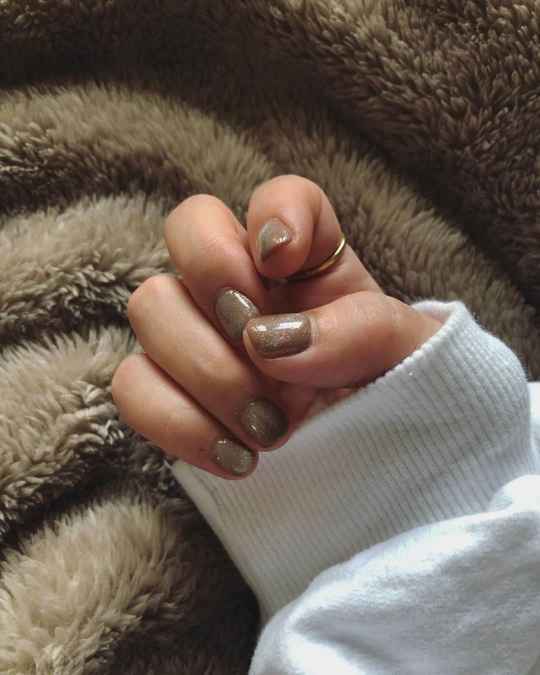 島居玲子のインスタグラム：「前回とベースの色違いの🧲。  #れいこのnail🖐🏻」