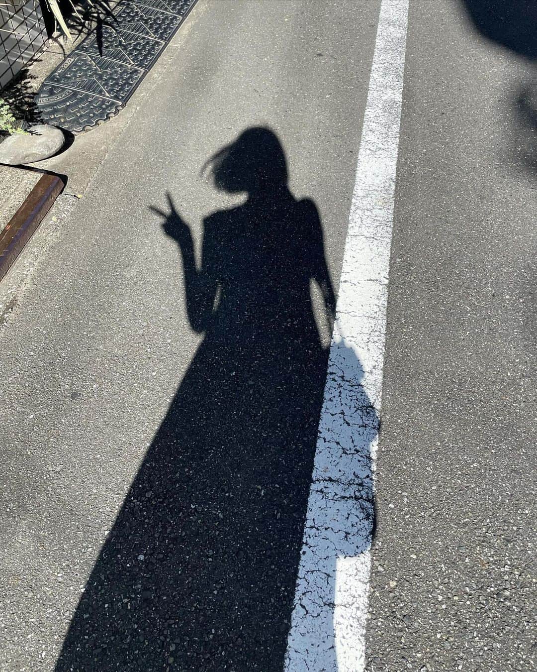 のインスタグラム：「こんばんは😃  今日よかったことを3つ。  ①髪を短くした ②息子が新しいiPad買ったからと古いiPadくれた ③友達が誘ってくれて久しぶりにふぐ料理食べた。  写真は、先週のわたしの影。 アニメに出てきそうな影だなと思って。 この日は夏の終わりみたいな空気でした。  一日の終わりに良かったことを3つ書くのを始めてから 今日でちょうど１ヶ月が経ちました！ 毎日皆さんのいいこと読むのが楽しみで 読むたびにほっこりしていました☺️ ありがとうございました。  不思議なことにこのコーナーを始めてから 変なコメントがゼロになりました。  私のアカウントは元々誹謗中傷や 嫌がらせなどまったくなかったのですが コロナ以降、不安定になっている方が増えたのか 嫌味や攻撃的なコメントが増え どうにかならならないものかとずっと考えていました。  自分自身も含めみんなで前向きになれる 肯定的なことができないかと思って 突然始めてみたコーナーでしたが、 毎日とっても優しい気持ちになれました。 ありがとうございました😊  このコーナーは今日で終わりです。 これからも続けて書きたい！という方は 今後もコメントに書いて良いからね〜🤣」