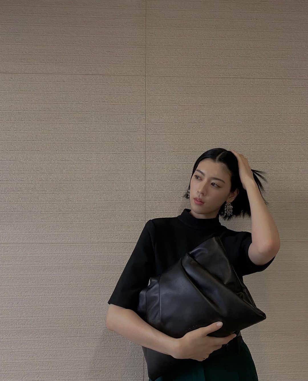 三吉彩花さんのインスタグラム写真 - (三吉彩花Instagram)「tops: @zara   pants: @zara   shoes: @gucci   belt: @gucci   bag: @ambush_official   pierce: @clane_official   #ootd #zara #gucci #ambush  #clane」9月29日 21時11分 - miyoshi.aa