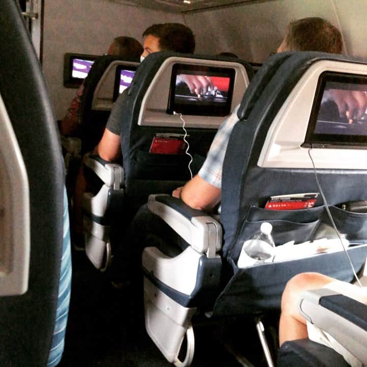 Kishi Bashiのインスタグラム：「Any statisticians out there? What is the probability that two groups of strangers are watching the same exact movie right behind each other perfectly in sync?? Is this a glitch in the matrix? Are we living in a simulation? I’m on a Boeing 757-900 with 182 seats (20 in first class where I saw this phenomenon)… 🤯」