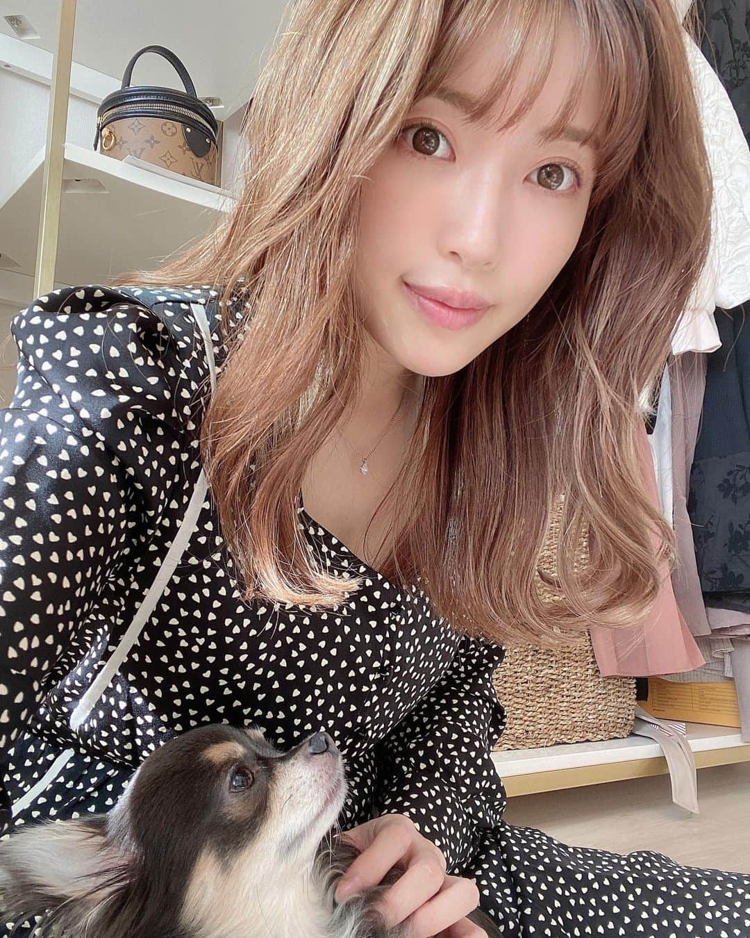 のインスタグラム：「・ 👶寝ている隙に 久しぶりの自撮りです🤳笑 茶々丸君にもスキンシップタイム🐶  少し前にまゆげパーマというものをやってみたのだけども、メイクがスーパー楽です。毛流れを整えてもらうもので、メイクの時短になるし仕上がりは30%UP！ にぃやんありがとぉ🍀 @takuma_iwasaki   そんな最近のまめさんは、抱っこしないと泣き止まない期間に入りました👶大変だけど…日々工夫して自分らしい子育てを探し中です♡  そして本日はZoom MTGで、メイクして可愛いワンピース着たらちょっぴり嬉しくなった日。  このワンピース、写真では伝わりませんが、しっとりした生地で着てて気持ちよい✨🥺 @micoameriofficial   甘くなりすぎないように胸元はスクエアで大人っぽくしたのがポイントです♡  今日もいい日になりますよーに💋  #micoameri #産後ダイエット #産後ケア　#秋コーデ　#デート服」