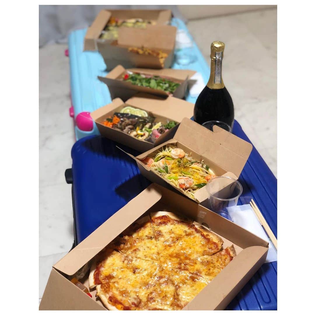 のインスタグラム：「🍕 . おうちバースデー🎂 大好きな人たちと美味しい食事 こういう時間が1番幸せ🥰 . もう荷物出しちゃってるから 机はスーツケースです🧳笑 . @osteriabilia  #びーだま #イタリアン #テイクアウト #バースデーディナー」