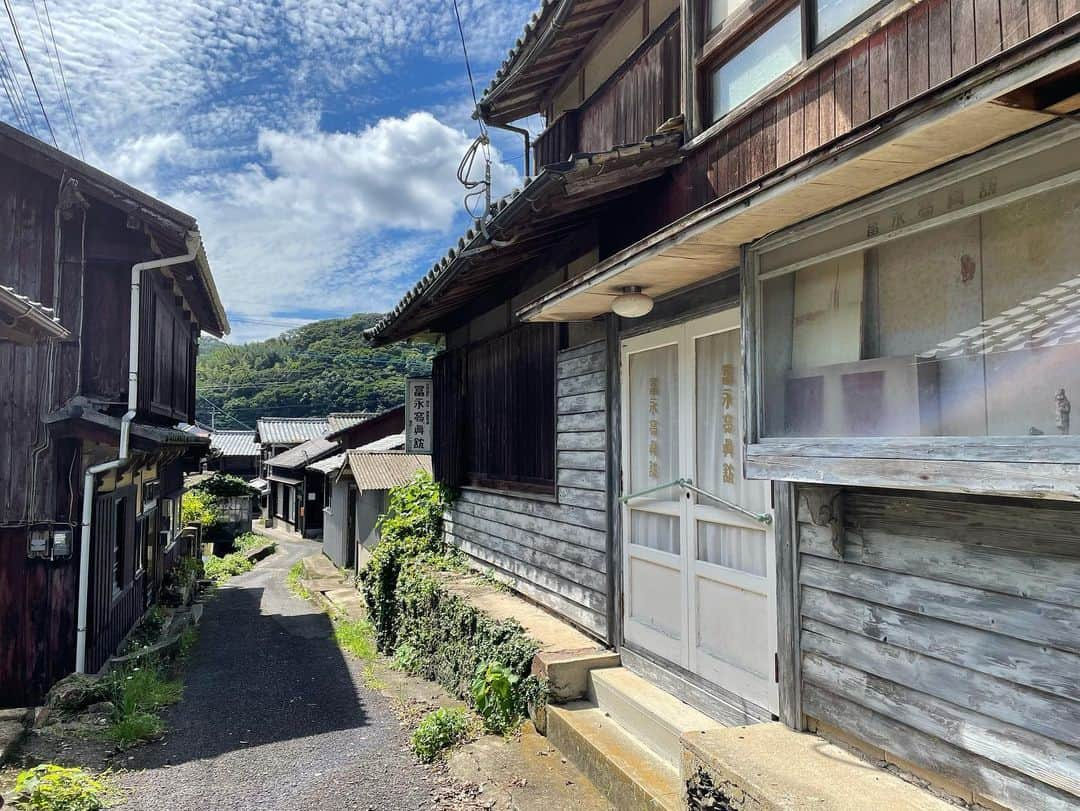 藤坂奈央のインスタグラム：「. 今日の旬ごよみは平戸市薄香から！ 高倉健さんの映画のロケ地にもなった場所で ノスタルジックな街並みにワクワクしました☺️ . そんな薄香の海で養殖されている#カワハギ を紹介！ Jチャン長崎夕方6時15分からです🐟 . #Jチャン長崎 #旬ごよみ #平戸 #薄香湾  #カワハギ」