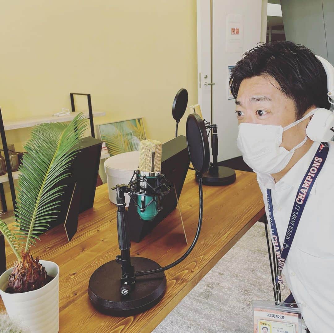松井礼明のインスタグラム：「何かが始まろうとしています。 目の前にオシャレなマイクとインテリア。 詳細は近日中にお伝えします！  #インテリア #オシャレ空間 #チャレンジ」
