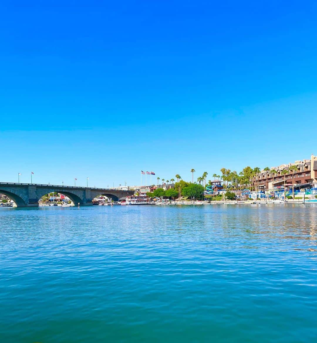 村主章枝さんのインスタグラム写真 - (村主章枝Instagram)「Looking the London Bridge from Lake Havasu. ハバァス湖から見たロンドン橋😊 #londonbridge  #lakehavasu #azstateparks  #yesazstateparks」9月29日 14時20分 - fumie.suguri