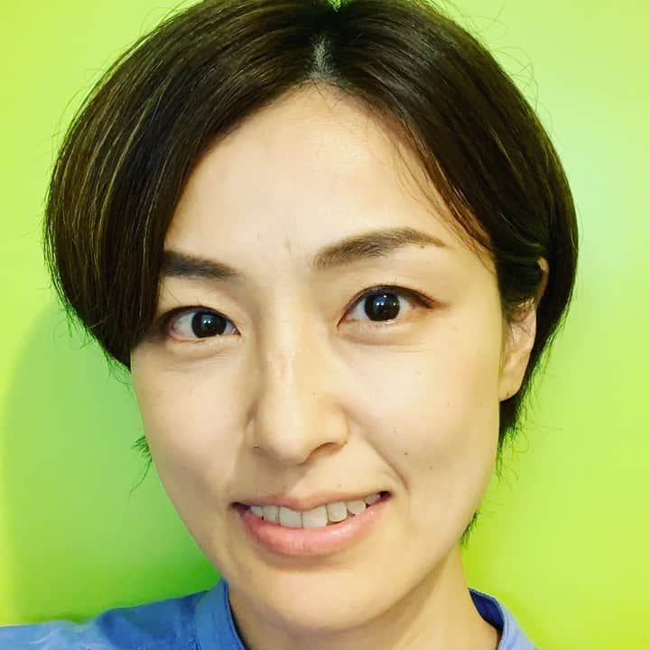 木下あゆ美のインスタグラム：「息子がやってたから真似してみたけど、タイムラプスの使い方間違ってるよね？😅  #目をキョロキョロしてるだけ　#何が面白いんだか　#色んな機能があっても使えない」