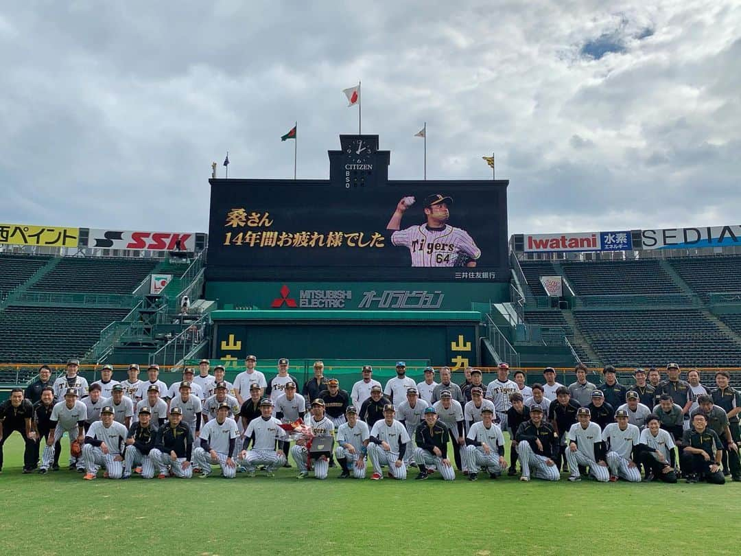 阪神タイガースさんのインスタグラム写真 - (阪神タイガースInstagram)「今日も甲子園でカープ戦です！ 練習前、桑原選手へサプライズで花束を贈呈し記念撮影を行いました✨  #桑原謙太朗 選手 #記念撮影 #サプライズ #14年間お疲れ様でした ！ #阪神タイガース #挑超頂」9月29日 15時20分 - hanshintigers_official