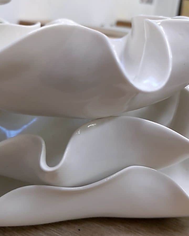 生駒幸恵のインスタグラム：「Google Pixel5aでスローモーション はじめての撮影📹  数ヶ月前から職人と陶器でプロダクトを作っています☺︎  とってもとっても時間がかかる仕事だけど いつか誰かの元に届くまで、もう少し！ (まだかかりそうだけど☺️💦)  ぜひお楽しみに❤︎  #pixelで撮影 #pixel5a #陶器 #陶芸品 #陶芸作家 #陶芸家」