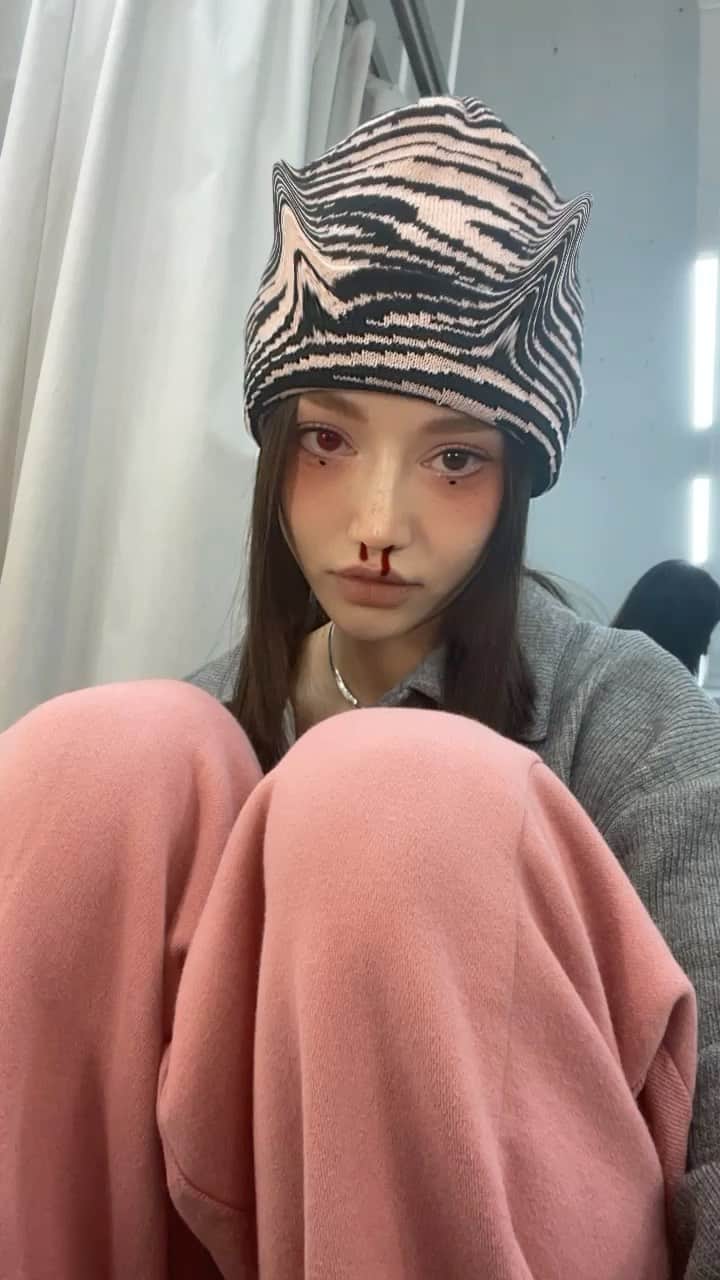 パク・ソラのインスタグラム：「하😈」