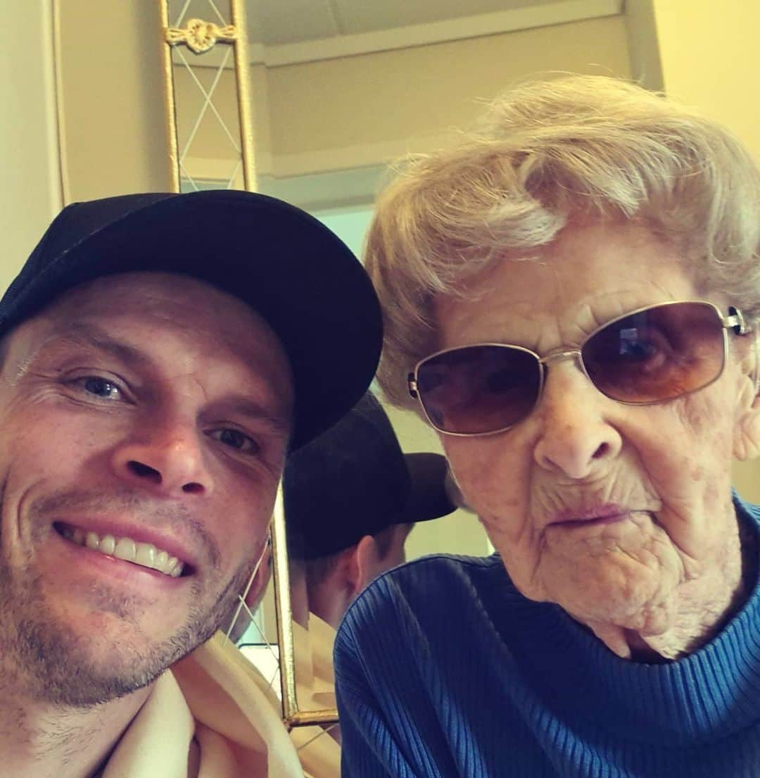 ルネ・ヤーステインのインスタグラム：「Happy birthday grandma, 103 today🔥🎉😍😍」