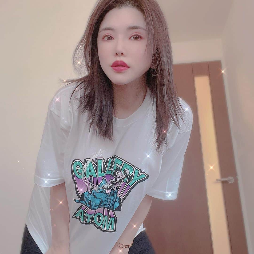 のインスタグラム：「この @the.gallery.box のコラボTシャツお気に入り❤️Atomが可愛い✌️✨ This Atom collaborated T-shirt is my Favourite🤩   #thegallerybox」