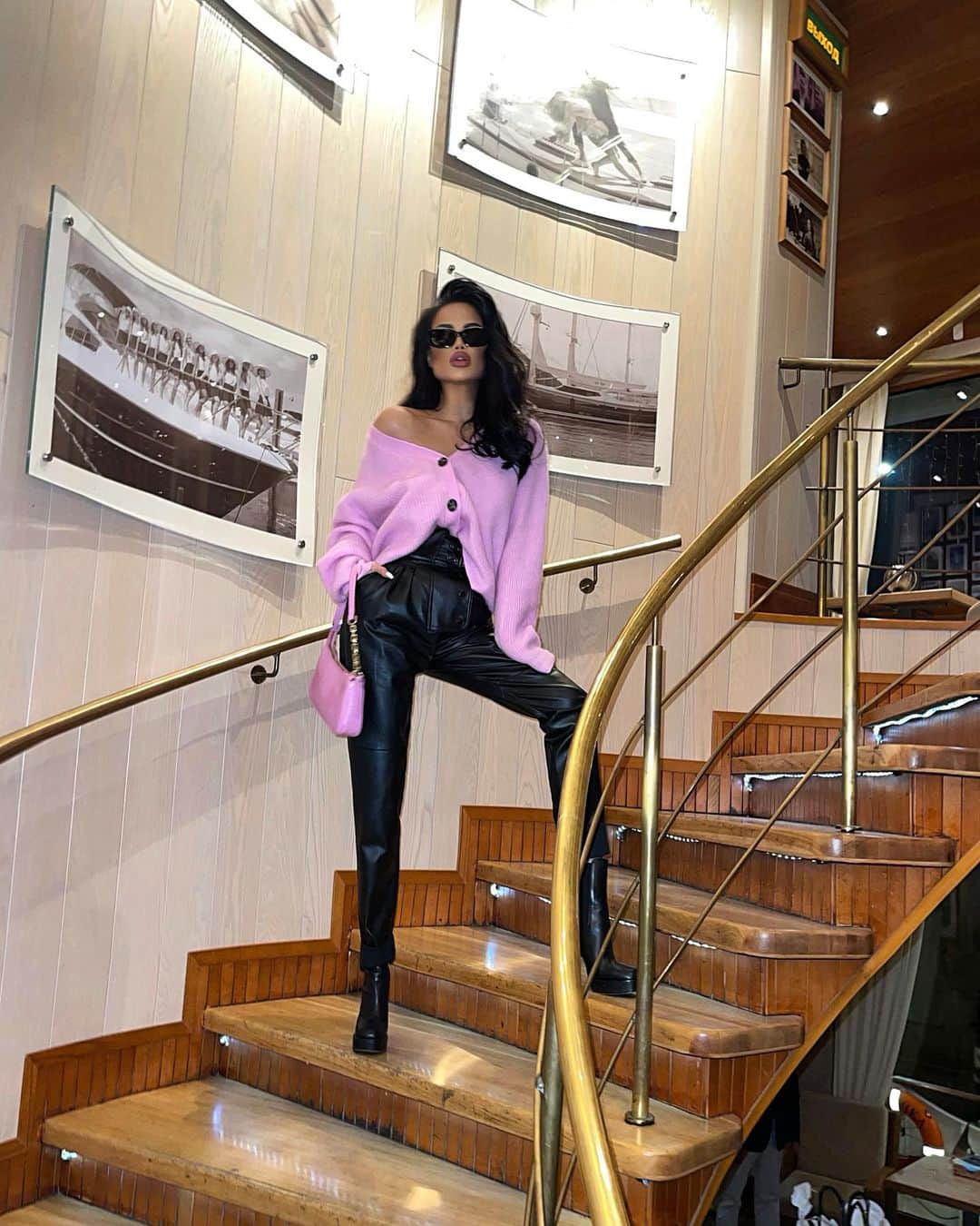 Nita Kuzminaのインスタグラム：「Как Вы относитесь к деньгам? 💸💵 Считаете ли Вы, что деньги «зло»!?  Так вот.. лично Я - УВАЖАЮ деньги, обожаю и люблю их! Я принимаю деньги с огромной благодарностью, и с большим кайфом (легко) расстаюсь с ними. В моём кошельке всегда идеальный порядок, купюра к купюре, всегда все чистенькое. Я никогда не экономлю их ни на себе, ни на друзьях, ни на чаевых и т д. Деньги должны находиться в постоянном потоке (приходить/уходить).  Знаете.. в моём обществе Я наблюдаю за очень богатыми людьми, но они так несчастны, а все потому что эти некоторые люди обладают жадностью.  Жадность рождает ЗАСТОЙ энергии изобилия и радости.  Ещё деньги с трудом или не приходят вовсе к тем, кто БОИТСЯ их потерять, кто трясётся над ними.  Деньги с лёгкостью приходят к тем, кто легко и с удовольствием с ними расстаётся.  Таков денежный закон!  Те кто считает, что «деньги зло», это глупые люди.  Так считают люди, у которых их нет или те, кто не умеет ими пользоваться во благо.  «Деньги зло» являются для тех людей, кто действительно себя ими «уничтожает» (спускает их на наркотики, беспорядочные связи, азартные игры и т д).  Деньги не должны являться смыслом жизни!  ДЕНЬГИ - ЭТО ВОЗМОЖНОСТЬ ОСУЩЕСТВЛЯТЬ ЗАДУМАННОЕ ТОБОЙ СЧАСТЬЕ !!!  Кстати. Те кто откладывает деньги на «чёрный день», помните, что этот «чёрный день» обязательно у вас наступит… Никогда этого не понимала.  И ещё.. Вы должны мыслить так, чтобы ВЫ ИМЕЛИ деньги, а не деньги ИМЕЛИ ВАС!  Чтобы деньги РАБОТАЛИ НА ВАС! 🤑🤑 (листайте фото)」