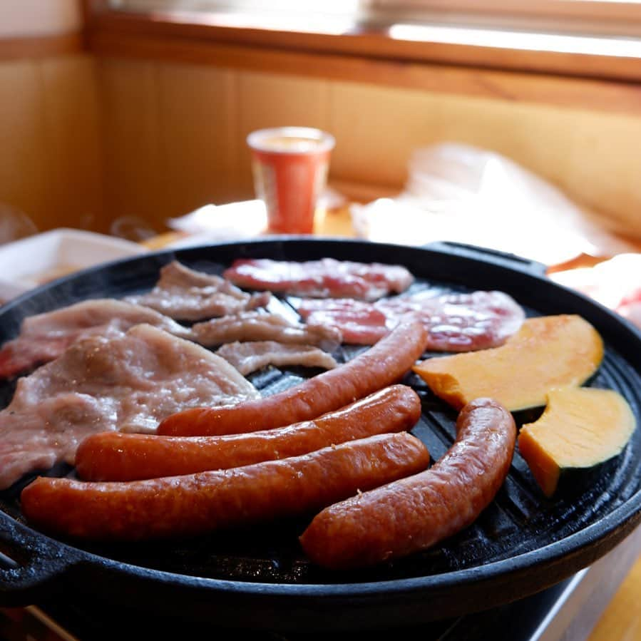 青山日和のインスタグラム：「ハーベストの丘の魅力ポイント紹介　第二弾♪ 　 「美味しいBBQがある🍖🍖🍖」 　 園内で作られた自家製ソーセージを はじめとした種類豊富なお肉や野菜 が食べ放題のBBQが 室内and室外（自由に選べます）で楽しめます！！😇 　 手ぶらで行って、食べ放題で BBQたのしめる〜 　 あとね、お野菜もすごく美味しい〜！！ 特に玉ねぎは玉ねぎ焼き名人(なんだそれw) が焼いてくれたからより美味しかった〜🧅笑 　 緊急事態宣言明けたら、 ビールも一緒に楽しめるらしい🍺 めっちゃいいやんって思ってる🥺 　 #ハーベストの丘#堺市#大阪デート#大阪観光#大阪旅行#デートスポット#家族旅行#アウトドア#アーチェリー#ゴーカート#bbq#シルバニアファミリー#赤い屋根の大きなお家#ハーベストの丘アンバサダー」