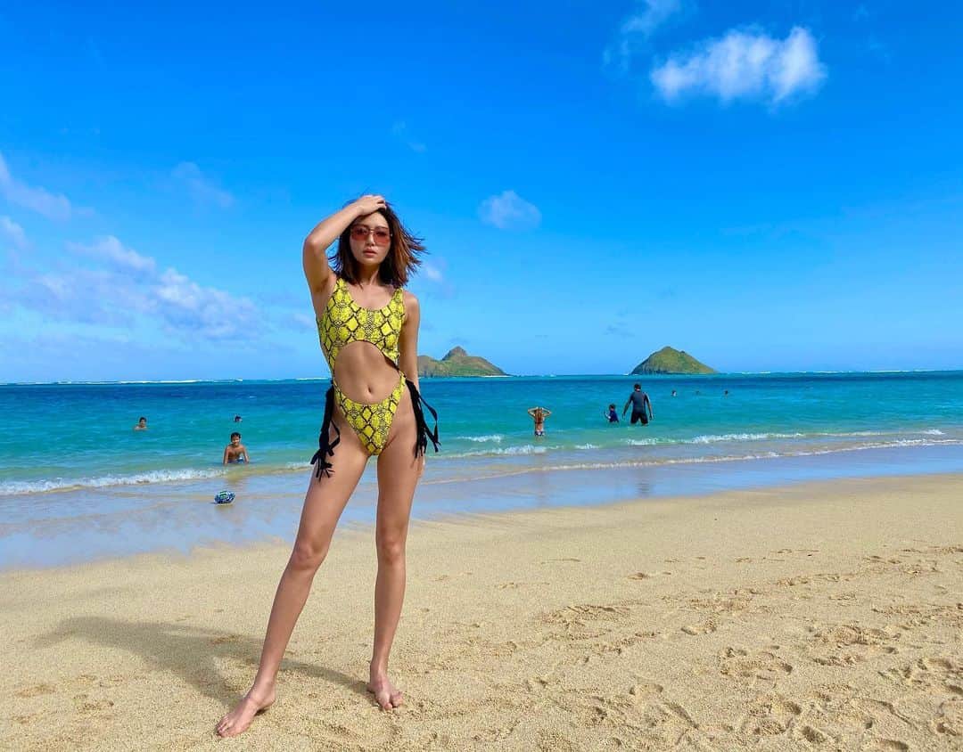 緒方友莉奈のインスタグラム：「モノキニパイソン柄水着👙 コンテストでも #南国 🏝でも #インスタ映え  間違えなし！ ウエスト周りが空いてる為 くびれて見えます！ 風が吹くと腰回りのサイドにある布が揺れてセクシーに😈❤️ ハイレグ顔が脚長効果を出す かっこいいデザインです😎  着用サイズは(身長)171cm(胸(胸筋な為柔らかくない)93cm(尻)96cmの私でSサイズ！ 海外サイズな為Sがおすすめです👀❤️  #韓国 #オルチャン #チャイボーグ #海外風 #フィットネス #トレーニー #ミスコン #沖縄 #南国 #ハワイ #サイパン #バリ #ギャル #ビキニ #モノキニ #プール #海 #キャバ嬢 #ナイトプール #ファッション #港区女子 #旅行 #旅行好きな人と繋がりたい」