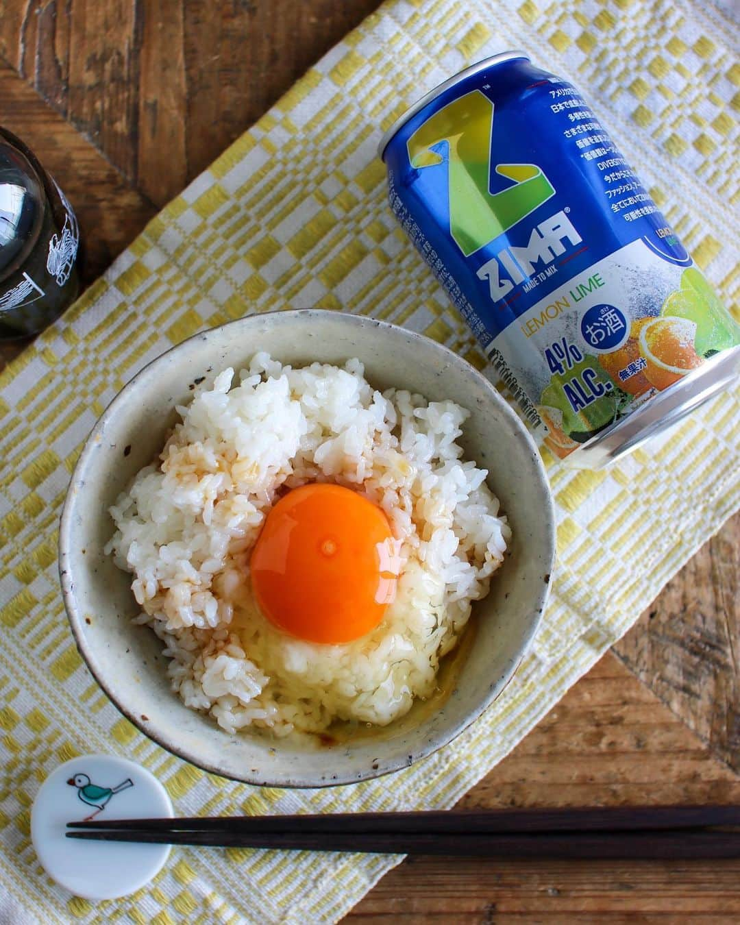 ZIMAのインスタグラム：「🍽新ZIMAと相性ピッタリ！Zimatchレシピ紹介🍽 ⁡ 本日のレシピは【TKG】😋 まっ、まさかのTKG（卵かけごはん）とZIMAがマッチング？！ 10月30日は何の日かご存知ですか？TKG🥚「卵かけご飯の日」みたいなんです♪ 今日という日に１度で良いので卵かけごはんとZIMAを試してみてください✨ 新フレーバーの料理と合うレモン＆ライムでね！ ⁡ ＝＝＝＝＝＝＝＝＝＝＝  【TKG】レシピ  ＝＝＝＝＝＝＝＝＝＝＝ ⁡ 【材料】 ・アツアツのごはん　茶碗1杯 ・卵　1個 ・醤油　好きなだけ ⁡ 【作り方】 ①茶碗にアツアツのごはんをよそい、真ん中を少しくぼませる。   ②くぼみに向けて卵を割る。   ③醤油を回しかけてできあがり。 ⁡ 素材がシンプルなので美味しい卵、炊きたてのご飯、お気に入りのお茶碗、などちょっとこだわると楽しくなります♪ ⁡ ＝＝＝＝＝＝＝＝  他のレシピも見てみたい！という方はZimatchサイトへGO‼💨  新しくなったZIMAとおうち料理の最高の出会いが見つかります✨  くわしくは公式サイトをCHECK👀 ⁡  #ZIMA #ジーマ #Zimatch #ジーマッチ #新ZIMA  #リニューアル #酒 #お酒 #お酒好き #簡単レシピ #レシピ #クッキングラム #クッキング #食スタグラム #instafood #foodporn #お酒好きな人と繋がりたい #フードペアリング #料理 #料理好き #TKG #たまごかけごはん #玉子 #簡単レシピ #素材の味 #おうち居酒屋 #おうちごはん #おうち時間」