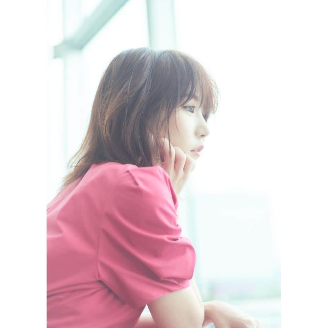竹俣紅のインスタグラム：「💐 9月もまもなく終わりですね。 屋外での取材のとき、ジャケットを着ていても汗をかかなくなってきて、秋を感じています。 ⁡ 写真は、JJさんに撮っていただいた一枚✨ 就職活動についてインタビューしていただいた記事が JJ公式サイトに掲載されています。 ⁡ 就活のときのことを思い出してみると、 大学3年のとき私は、テレビ業界だけでなく、いろいろな業界のインターンシップに参加していたので、 体力を使うのはもちろん、頭を切り替えるのが大変だった日々を思い出します。 ⁡ 実は最近、ニュースをお伝えするときや取材をするときに、 他の業界のインターンで学んだ知識 (深いものではなく、ほんの少し知ることができたというくらいのものですが) が 役に立ったと感じることが度々あります。 ⁡ もしかしたら今、終わりの見えない就活につらい思いをしている学生の方もいるかもしれません。 コロナ禍ということで、さらにストレスがあることと思います。 でも、就活を通して経験したことは、その後の人生に生きてくるようです。 入社してまだ約半年の自分も、思いがけないところで当時の経験が役に立つことがあり、驚いています。 今の経験がいつか自分の助けになると信じて、苦しい時期をどうか乗り越えてください。 ⁡」