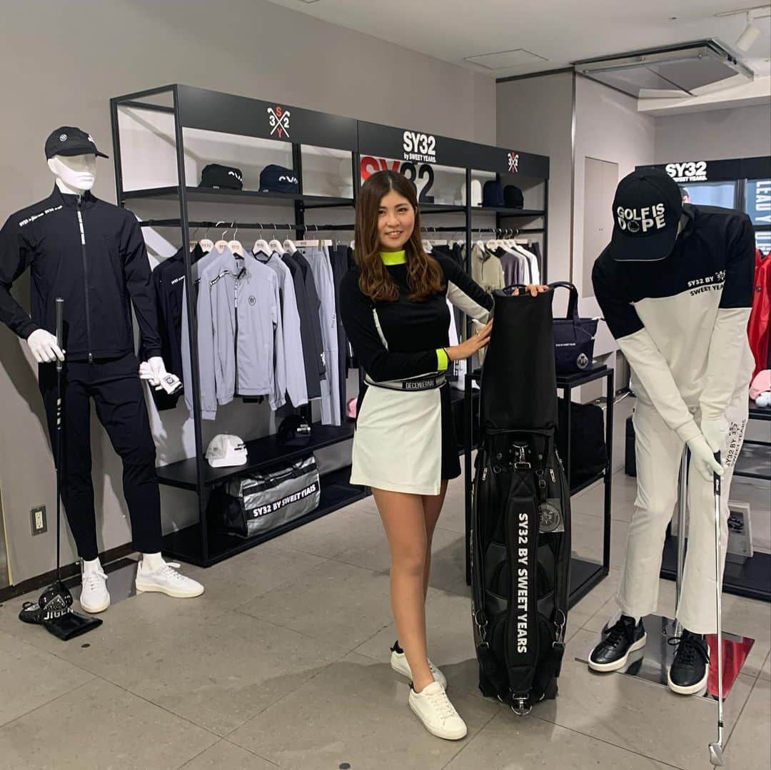 まいまいさんのインスタグラム写真 - (まいまいInstagram)「るんるん🛍 銀座三越の7階で9/29(水)〜10/4(月)の期間、 「TOTAL GOLF STUDIO GINZA　」 が開催されているのでお仕事帰りに行ってきたよ❤️  いろんなブランドが出店しているんだけど、 はじめて @decembermay_golf を試着させていただきました✨ 初めて見たウェアだけど可愛い😆  大好きな @sy32_golf もPOPUP出店してたよ🖤 限定キャップ可愛かった〜🧢💕  クラブも沢山あって試打もできました！ 近くの方はお仕事帰りとかに覗いてみてね✨ . #まいごるふ#ゴルフ女子#ゴルフ#ゴルフウェア#ゴルフクラブ#フィッティング#ぎんみつ#銀座三越#トータルゴルフスタジオギンザ#銀座三越メンズ#totalgolfstudioginza#ginzamitsukoshi#ginzamitsukoshimens#maigolf#golf#golfswing#golfwear#pr#TOTALGOLFSTUDIOGINZA#TaylorMade」9月29日 18時08分 - ___maigolf___