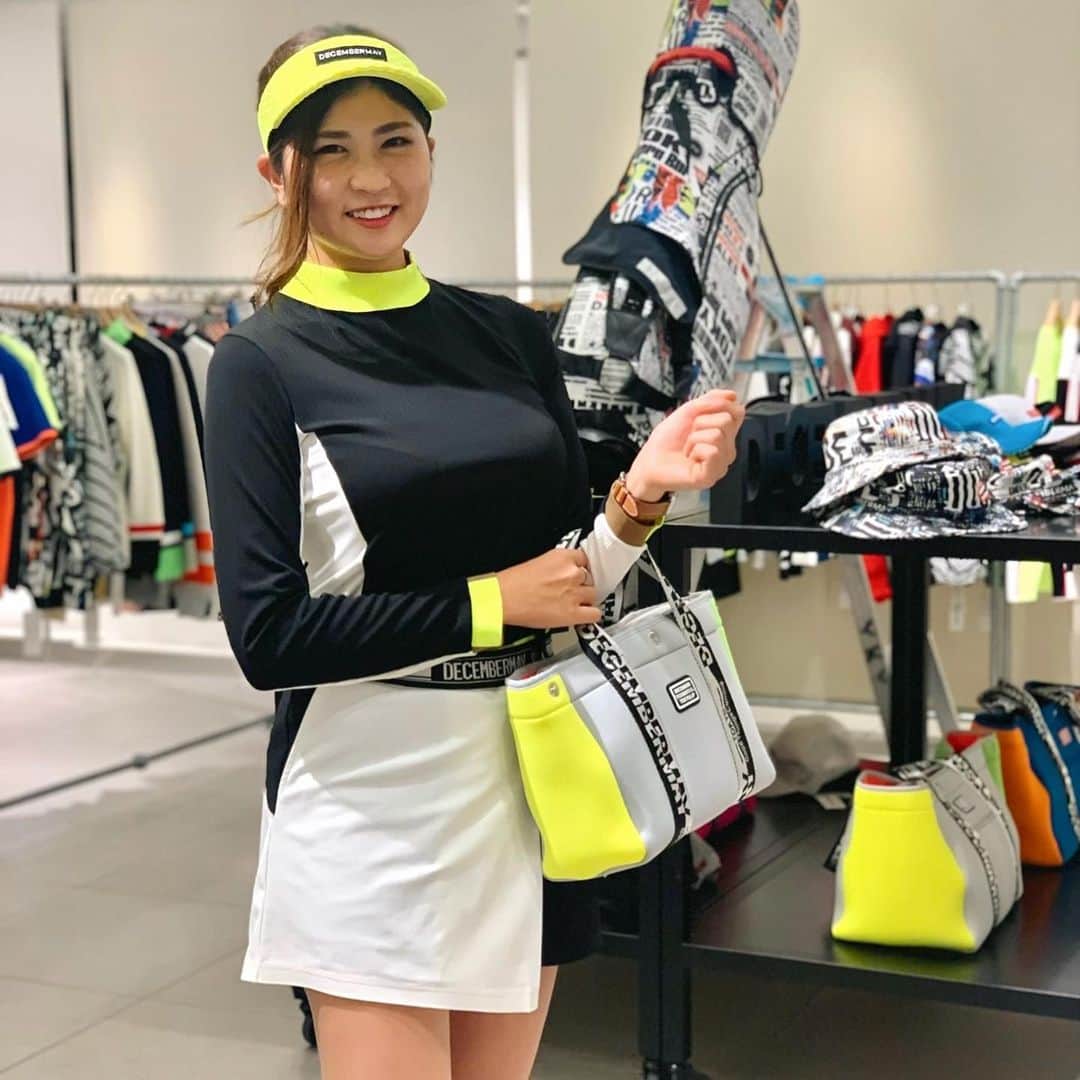 のインスタグラム：「るんるん🛍 銀座三越の7階で9/29(水)〜10/4(月)の期間、 「TOTAL GOLF STUDIO GINZA　」 が開催されているのでお仕事帰りに行ってきたよ❤️  いろんなブランドが出店しているんだけど、 はじめて @decembermay_golf を試着させていただきました✨ 初めて見たウェアだけど可愛い😆  大好きな @sy32_golf もPOPUP出店してたよ🖤 限定キャップ可愛かった〜🧢💕  クラブも沢山あって試打もできました！ 近くの方はお仕事帰りとかに覗いてみてね✨ . #まいごるふ#ゴルフ女子#ゴルフ#ゴルフウェア#ゴルフクラブ#フィッティング#ぎんみつ#銀座三越#トータルゴルフスタジオギンザ#銀座三越メンズ#totalgolfstudioginza#ginzamitsukoshi#ginzamitsukoshimens#maigolf#golf#golfswing#golfwear#pr#TOTALGOLFSTUDIOGINZA#TaylorMade」