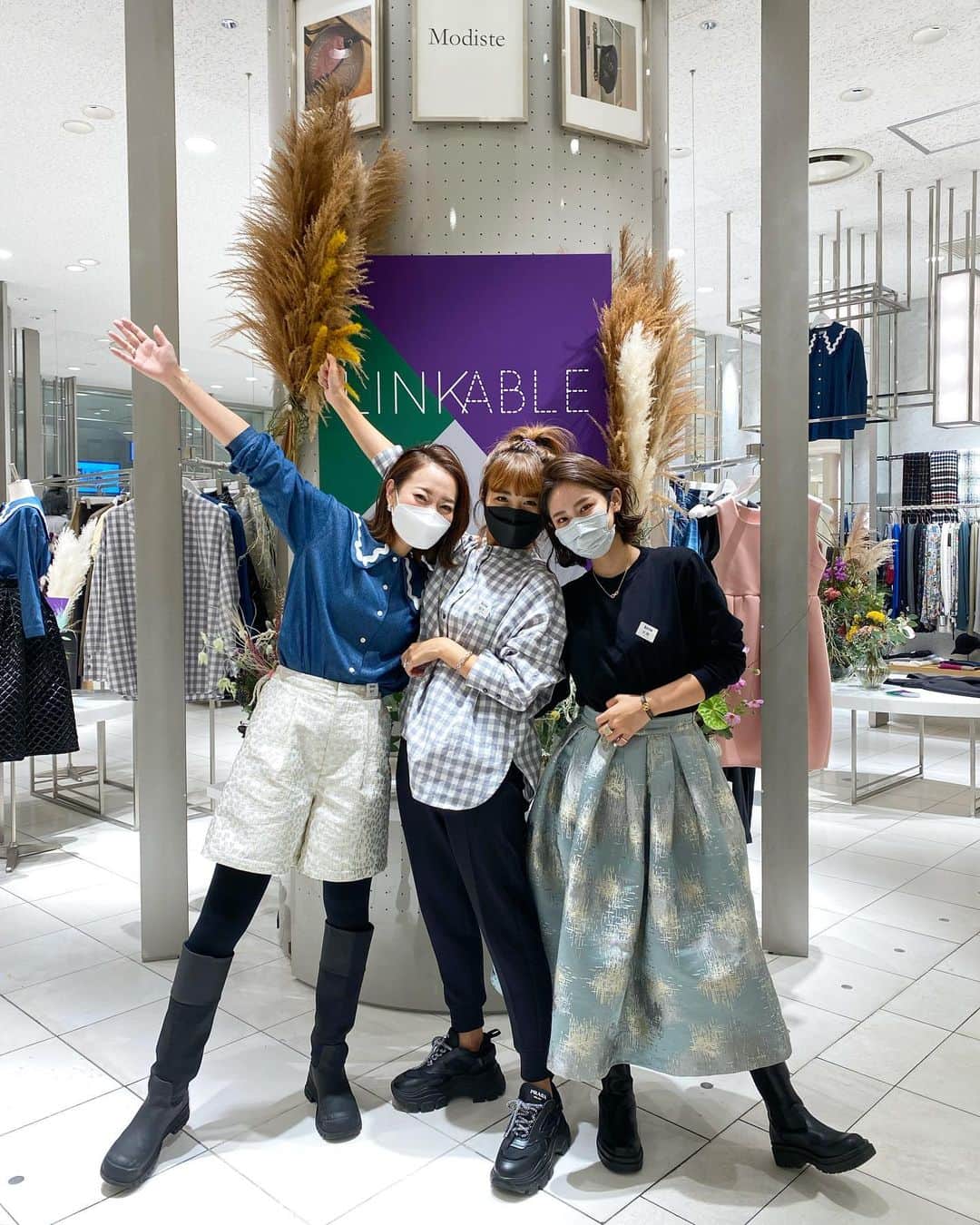 Mai Wakimizuのインスタグラム：「この度は伊勢丹新宿店でのpopup shopに足を運んで下さった方、初めてLINKABLEを知りonline storeに遊びに来て下さった方、本当に有難うございました！ 初めての東京で正直楽しみよりも不安の方が大きく、この私でさえも(笑)食欲が無くなり睡眠もほとんど取れていない状態で初日を迎えました。不安な言葉は口にしない！と自分に言い聞かせながらも、お客様来てくれるかな、私の頭の中はただただそればかり。でもいざ始まるとそんな不安を吹き飛ばしてくれる程の沢山のお客様が来て下さり、フロアがお祭り騒ぎとなり、おめでとうございます！と祝福の声を多く頂きました（；＿；）♡本当に自分のブランド？って不思議に思うぐらい楽しくお買い物されてる姿を見て、これ以上の幸せはないなとしみじみ噛み締めました♡ 真加とブランドを立ち上げて4年。夢の東京伊勢丹でpopup shopが出来たことは、私達にとってとても大きな自信となり励みになりました！愛情いっぱいのお客様に囲まれお洋服も喜んでた♡これからもっともっと頑張りたい！そんな気持ちです♡皆様のおかげで大成功に終わったpopup shop。この場を借りてお礼させて下さい。本当に有難うございました！ 写真は最終日に撮った3ショット＼(^o^)／この日を迎えるまでに3個1で頑張ったからこれも特別な写真♡ #linkable#伊勢丹新宿店」