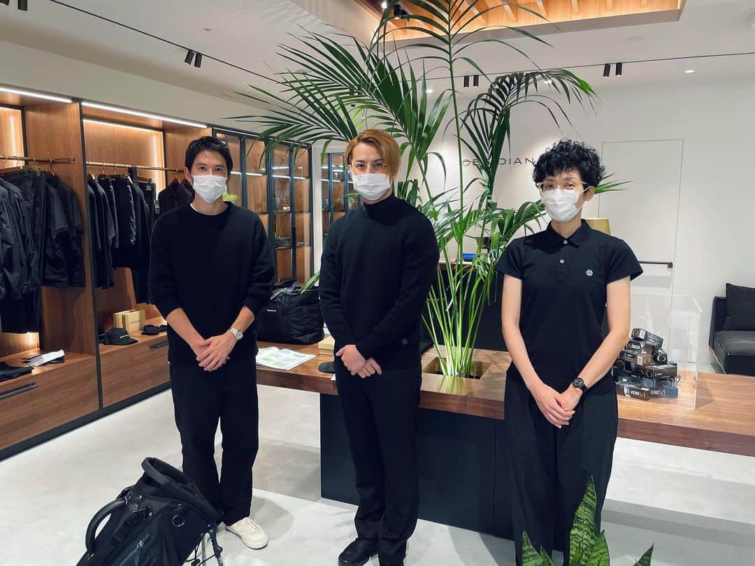 石黒英雄のインスタグラム：「1ヶ月間 アパレルブランドでお手伝いさせて頂きました〜‼︎ 服屋で働いてみたい気持ちが叶いました。 . コロナ禍で、どうお客様と向き合えばいいのか難しい部分が沢山ありましたが、 1人だけでお店に立ってた時に、 新規のお客様を接客してダウンジャケット買って頂いた時は、本当に喜びました🤲 . どう接すればいいのか、相手の心に触れるコミニケーションがとても難しく、勉強になりました。 . ゴルフウェアブランドですが、普段使いも出来るデザインです💪 まだまだ昨年の秋に出来たばかりのブランド[OBSIDIAN]ですが、Ron Hermanさんに卸していたり、注目度高いブランドです。 ゴルフ好きの方、黒が好きな方、 二子玉高島屋南館5階にありますので、是非、皆様行かれてみてください。 . ロンハーマンの元スタッフの店長　澤柳さんと ギャルソンの元店長　有馬さんに挟まれて📸  @obsidian_jp  フォローよろしく〜‼︎ . #obsidian #携わったスタッフの皆様に感謝 #接客中は帽子被ってました #二組のお客様にバレた笑」